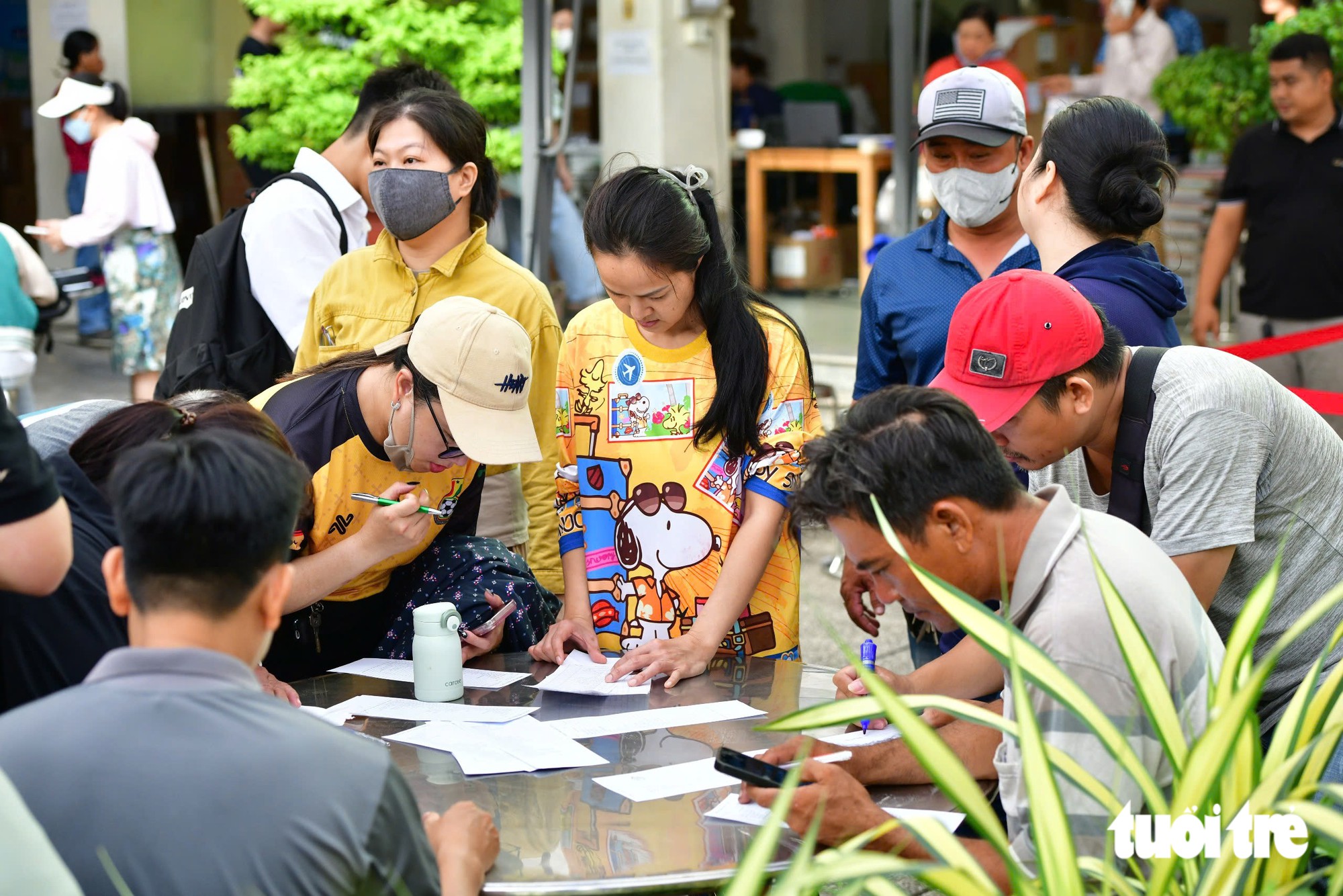 Sách giáo khoa vẫn thiếu, phụ huynh xếp hàng từ 4h sáng, chạy 7-10 nhà sách - Ảnh 10.