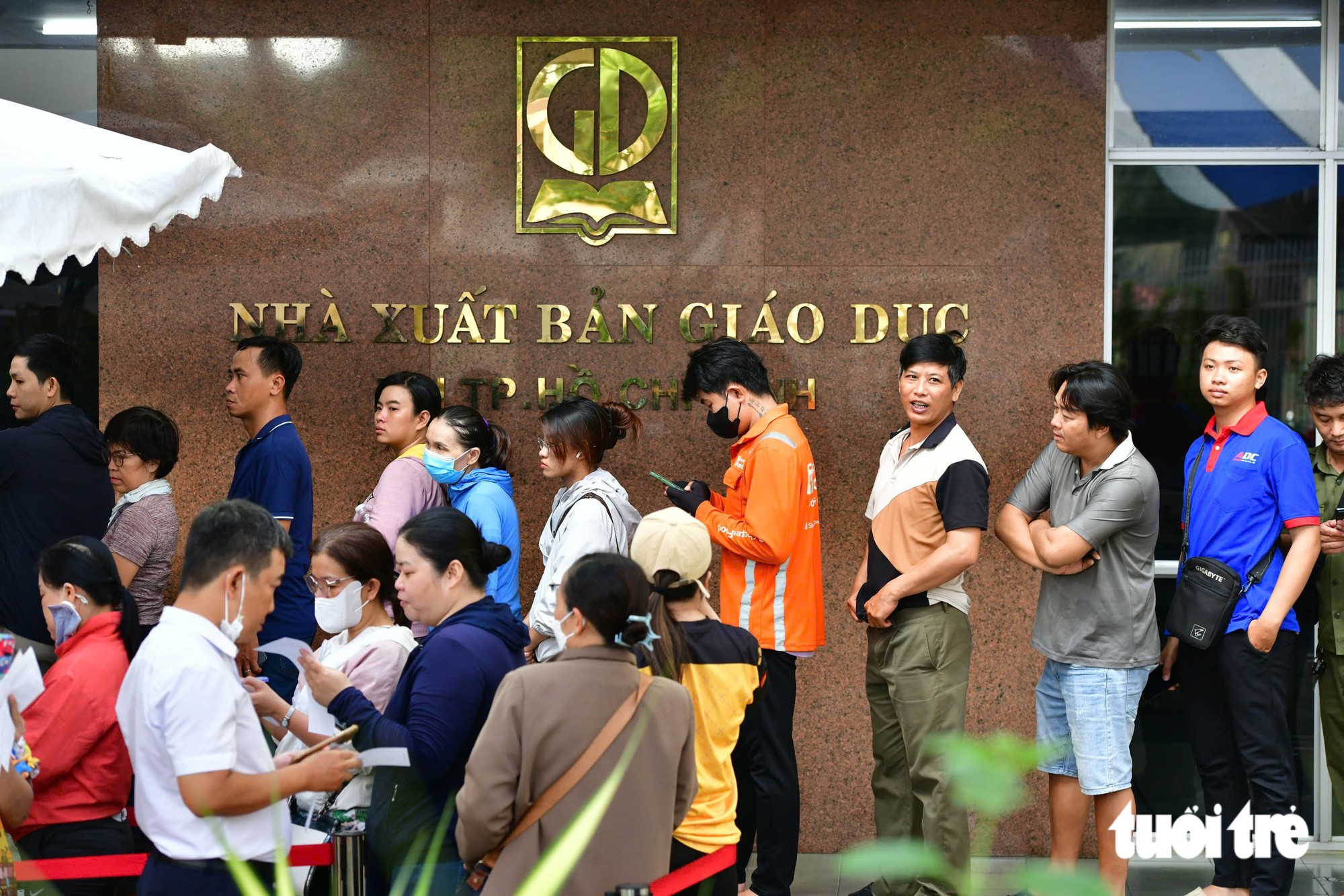 Sách giáo khoa vẫn thiếu, phụ huynh xếp hàng từ 4h sáng, chạy 7-10 nhà sách - Ảnh 11.