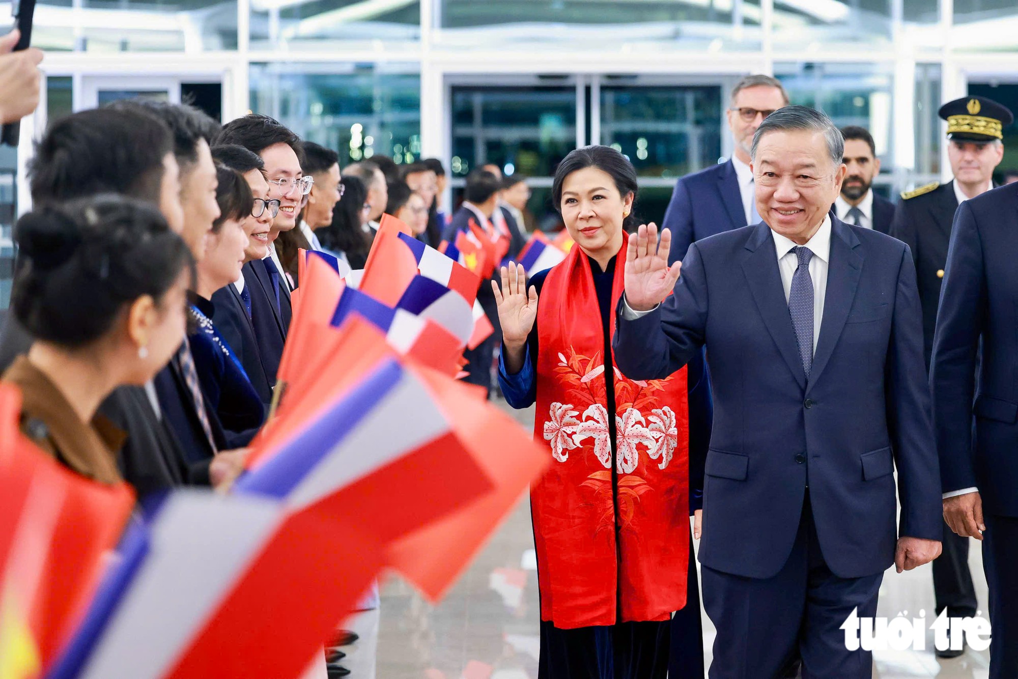 Tổng Bí thư, Chủ tịch nước Tô Lâm và Phu nhân đến Paris, bắt đầu thăm chính thức Pháp - Ảnh 1.