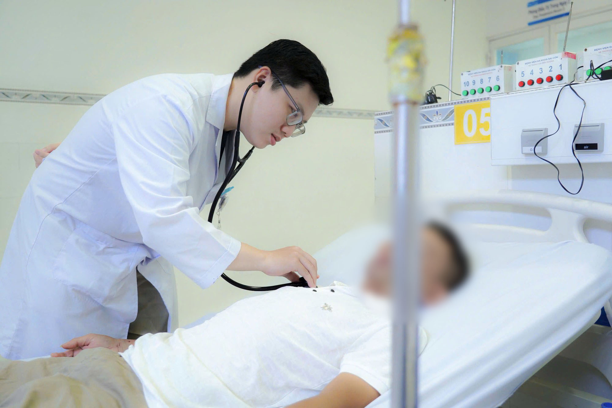 Ngưng tim hơn 60 phút, người đàn ông ở TP.HCM có thể đi lại sau 1 tuần - Ảnh 2.
