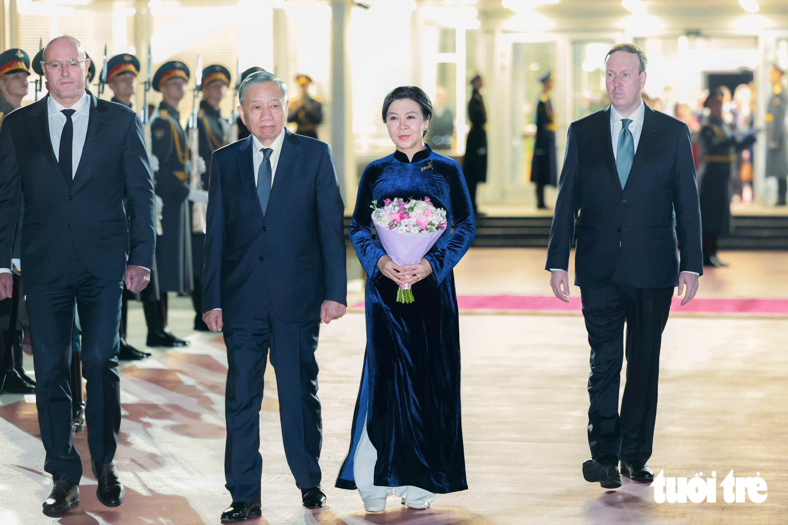 Tổng Bí thư, Chủ tịch nước Tô Lâm và Phu nhân đến Paris, bắt đầu thăm chính thức Pháp - Ảnh 2.