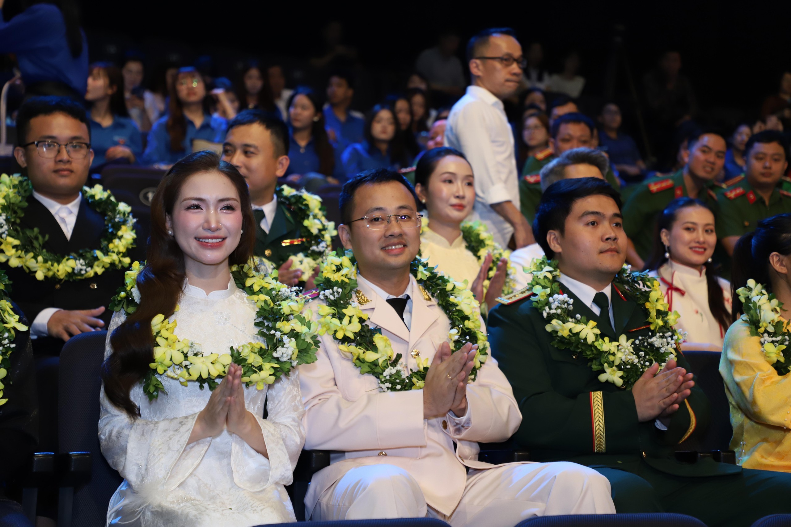 Ngăn người nhận Giải thưởng Thanh niên sống đẹp không còn sống đẹp như vụ 'Cô tiên từ thiện' Trúc Phương - Ảnh 4.