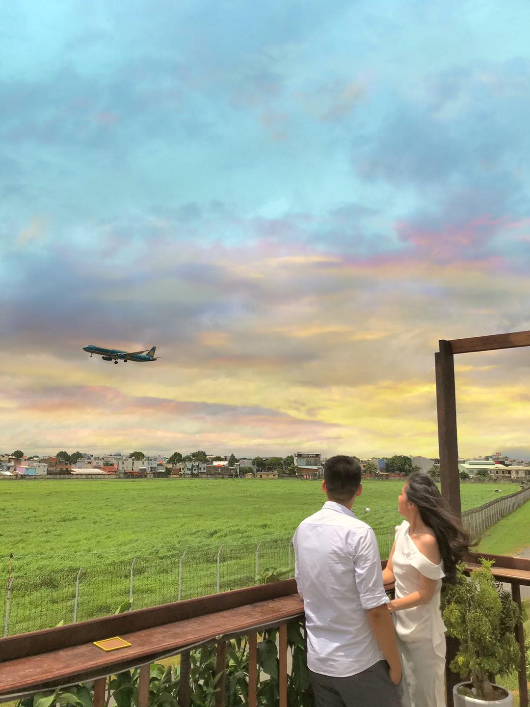 Uống cà phê ngắm máy bay