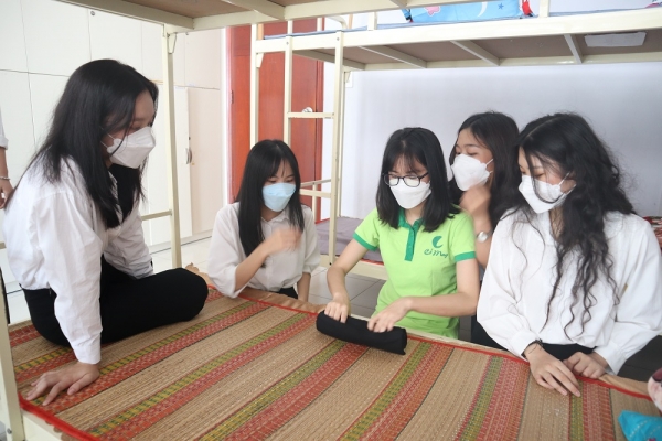 Hơn 100 tân sinh viên được hỗ trợ ăn, ở miễn phí tại KTX Cỏ May- Ảnh 7.