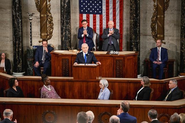 Thủ tướng Israel Benjamin Netanyahu (giữa, hàng thứ hai từ trên xuống) phát biểu trước Quốc hội Mỹ ở Washington - Mỹ hôm 24-7 Ảnh: REUTERS