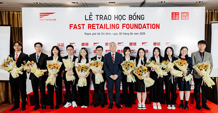 12 suất học bổng toàn phần được Fast Retailing trao cho học sinh THPT