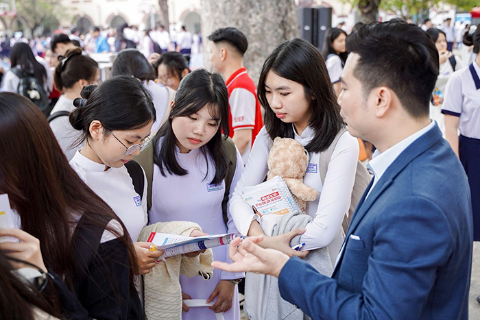 Nhóm ngành luật UEF nhận hồ sơ xét học bổng sớm bằng điểm học kỳ 1 lớp 12