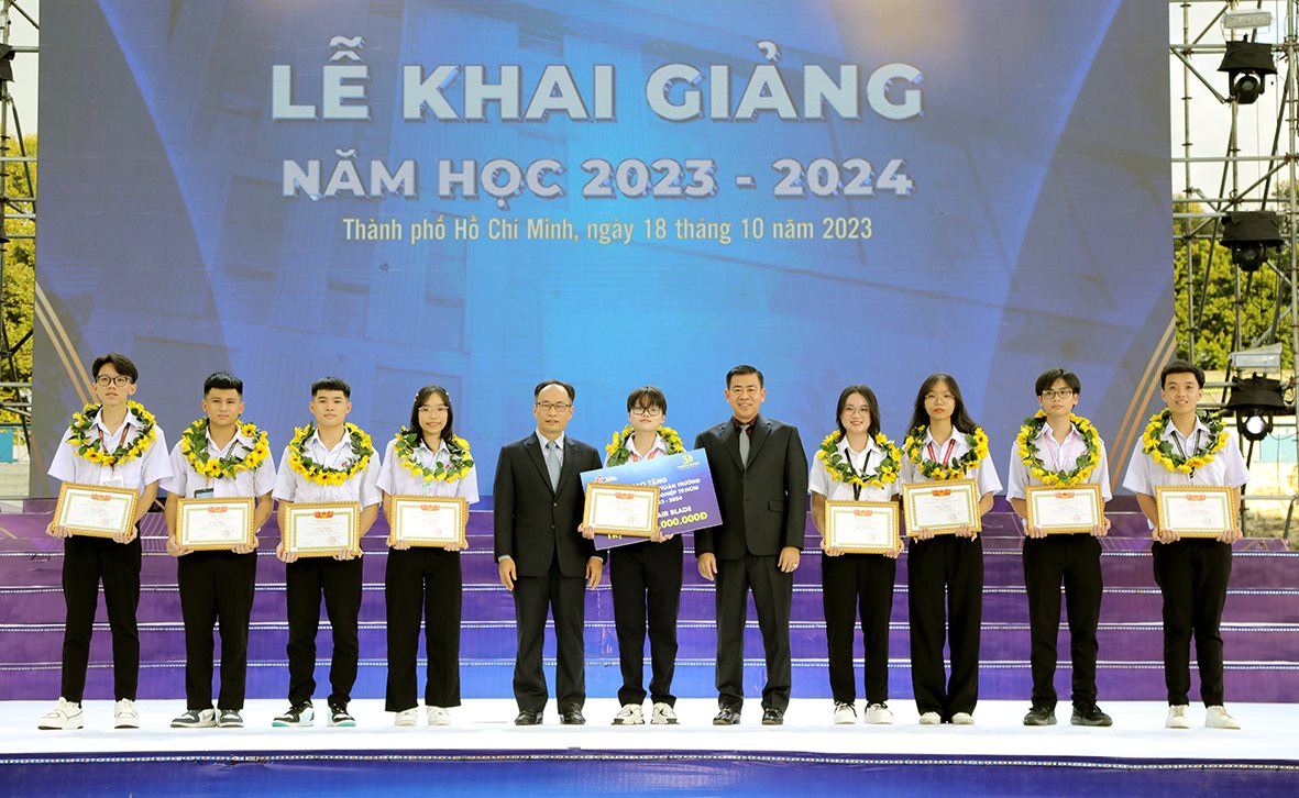 iuh-khai-giang-1.jpg