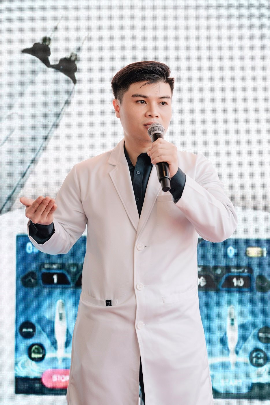 nam-bac-si-9x-danh-nhieu-tam-huyet-trong-viec-nghien-cuu-va-dieu-tri-bach-bien.jpeg