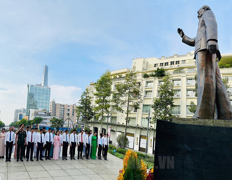 Đồng chí Nguyễn Văn Nên cùng các đại biểu dành phút tưởng niệm, dâng hoa Chủ tịch Hồ Chí Minh tại Tượng đài Chủ tịch Hồ Chí Minh