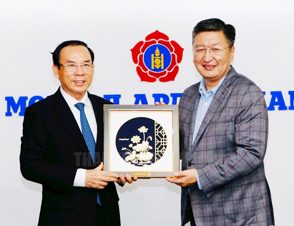 B&iacute; thư Th&agrave;nh ủy TP.HCM Nguyễn Văn N&ecirc;n tặng qu&agrave; lưu niệm Tổng Thư k&yacute; Đảng Nh&acirc;n d&acirc;n M&ocirc;ng Cổ Yangug Sodbaatar.