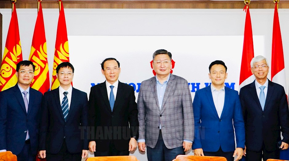 B&iacute; thư Th&agrave;nh ủy TP.HCM Nguyễn Văn N&ecirc;n c&ugrave;ng đo&agrave;n chụp h&igrave;nh lưu niệm c&ugrave;ng Tổng Thư k&yacute; Đảng Nh&acirc;n d&acirc;n M&ocirc;ng Cổ.