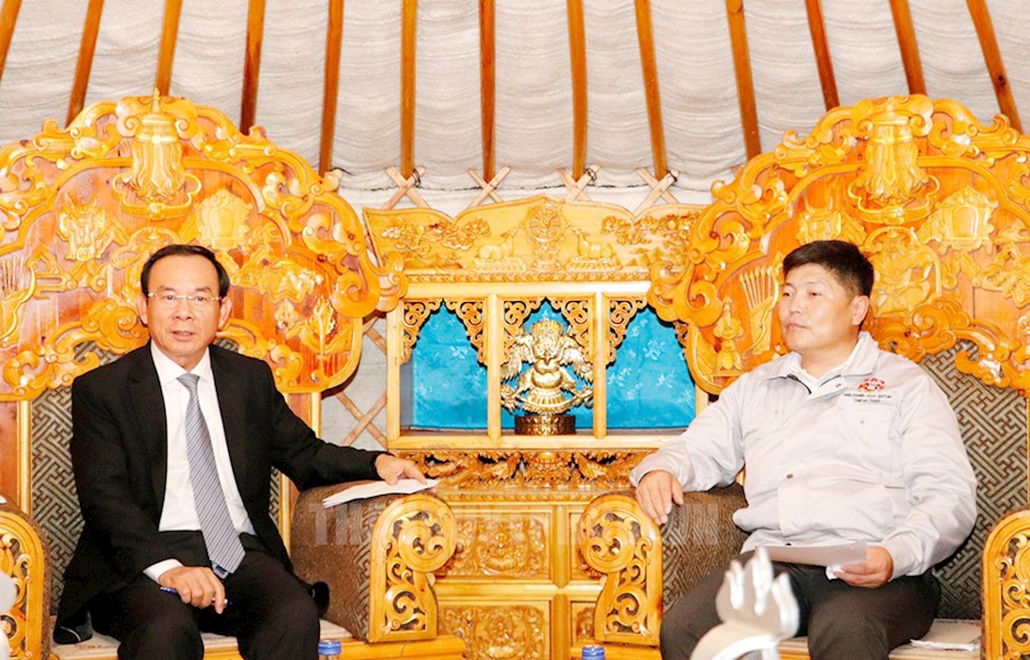 B&iacute; thư Th&agrave;nh ủy TP.HCM Nguyễn Văn N&ecirc;n trao đổi c&ugrave;ng Thống đốc Thủ đ&ocirc; Ulaanbaatar Khishgee Nyambaatar.