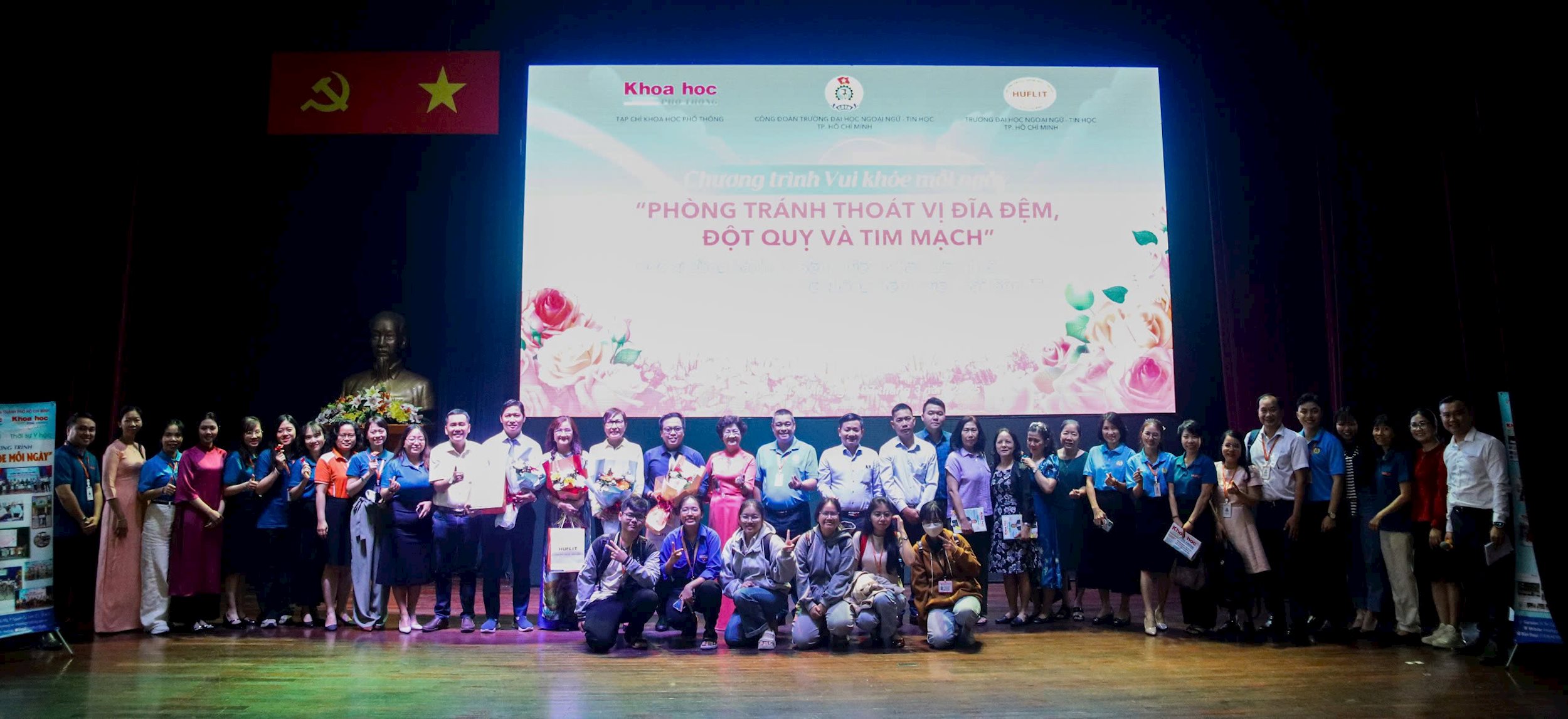 ban-to-chuc-chup-hinh-luu-niem.jpg