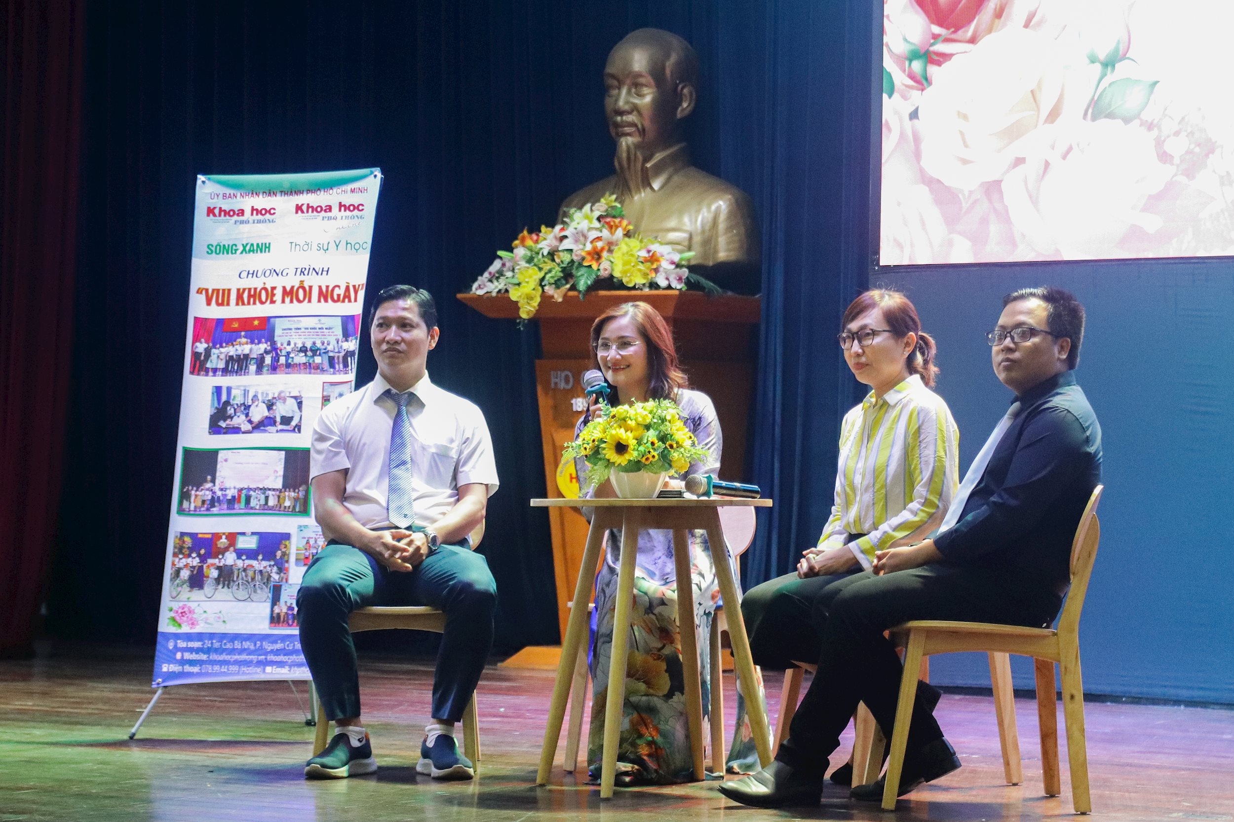ban-to-chuc-cung-bac-si-tra-loi-thac-mac-cua-sinh-vien.jpg