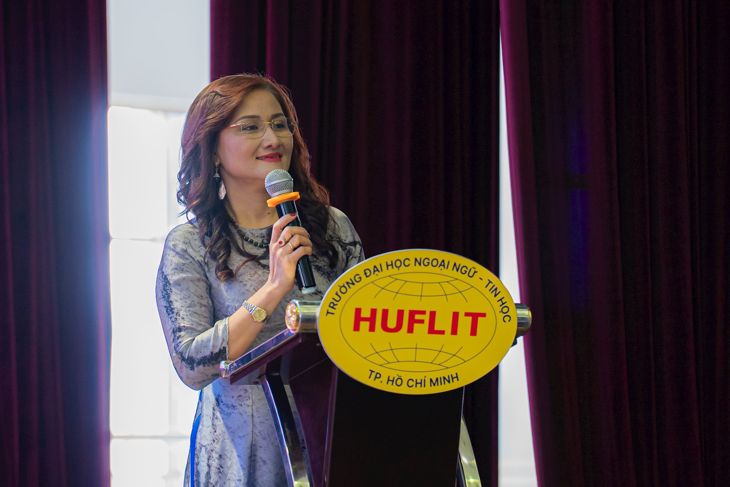ths-nha-bao-bui-huong-phat-bieu-tai-chuong-trinh-vui-khoe-moi-ngay.jpg