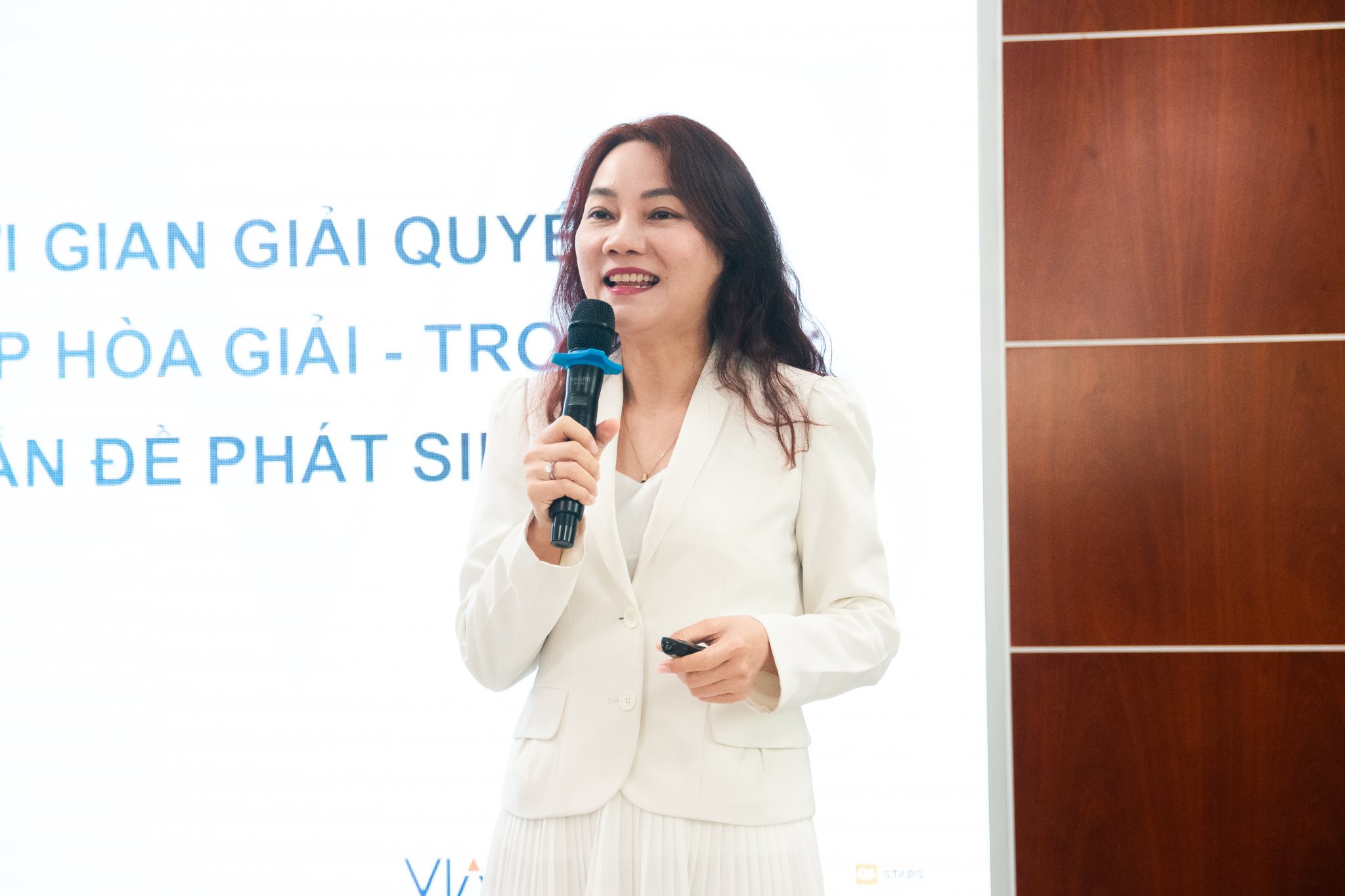 ls.-hoang-nguyen-ha-quyen.jpg