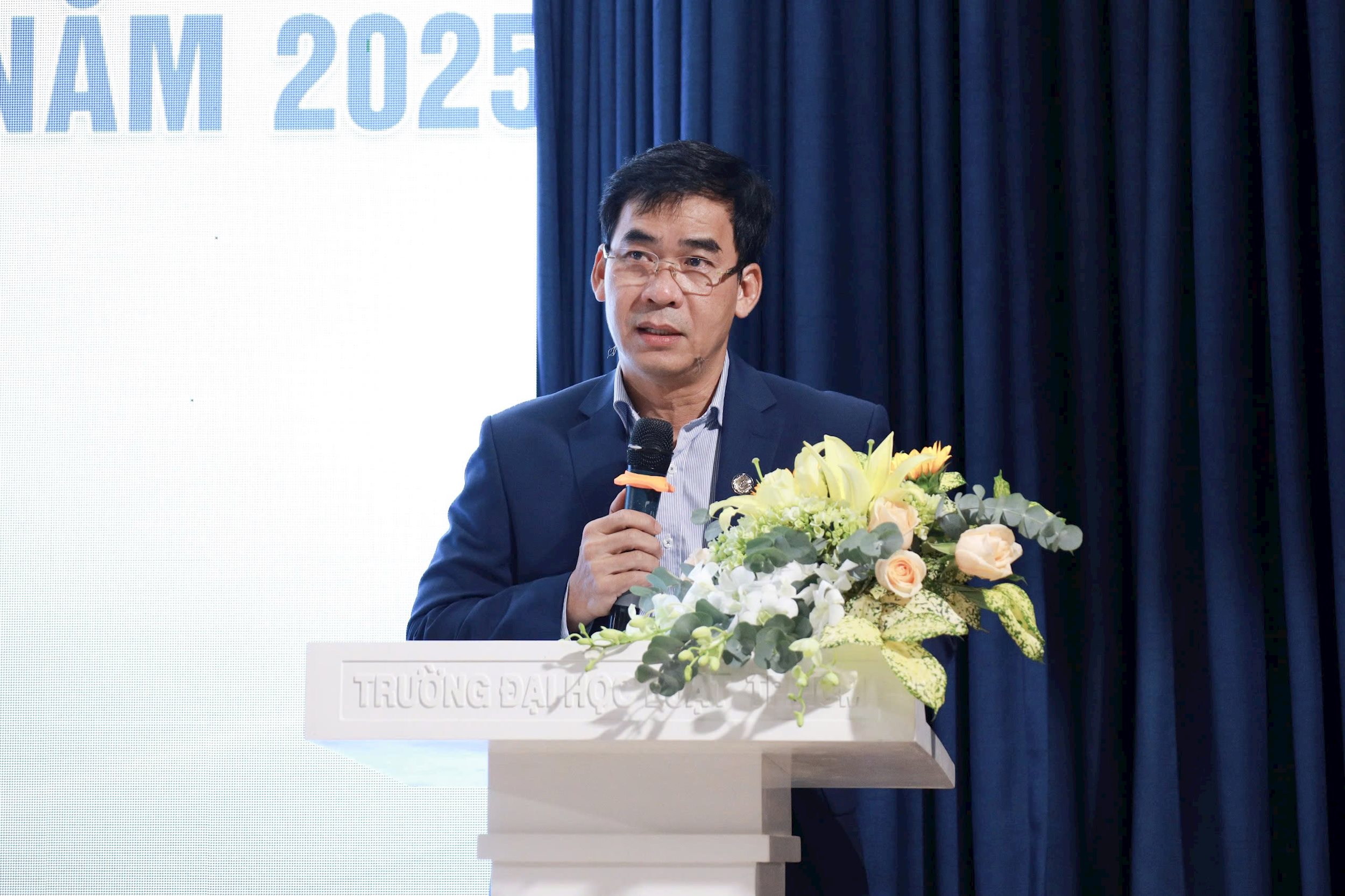 ts-le-truong-son-hieu-truong-truong-dai-hoc-luat-tp.jpg