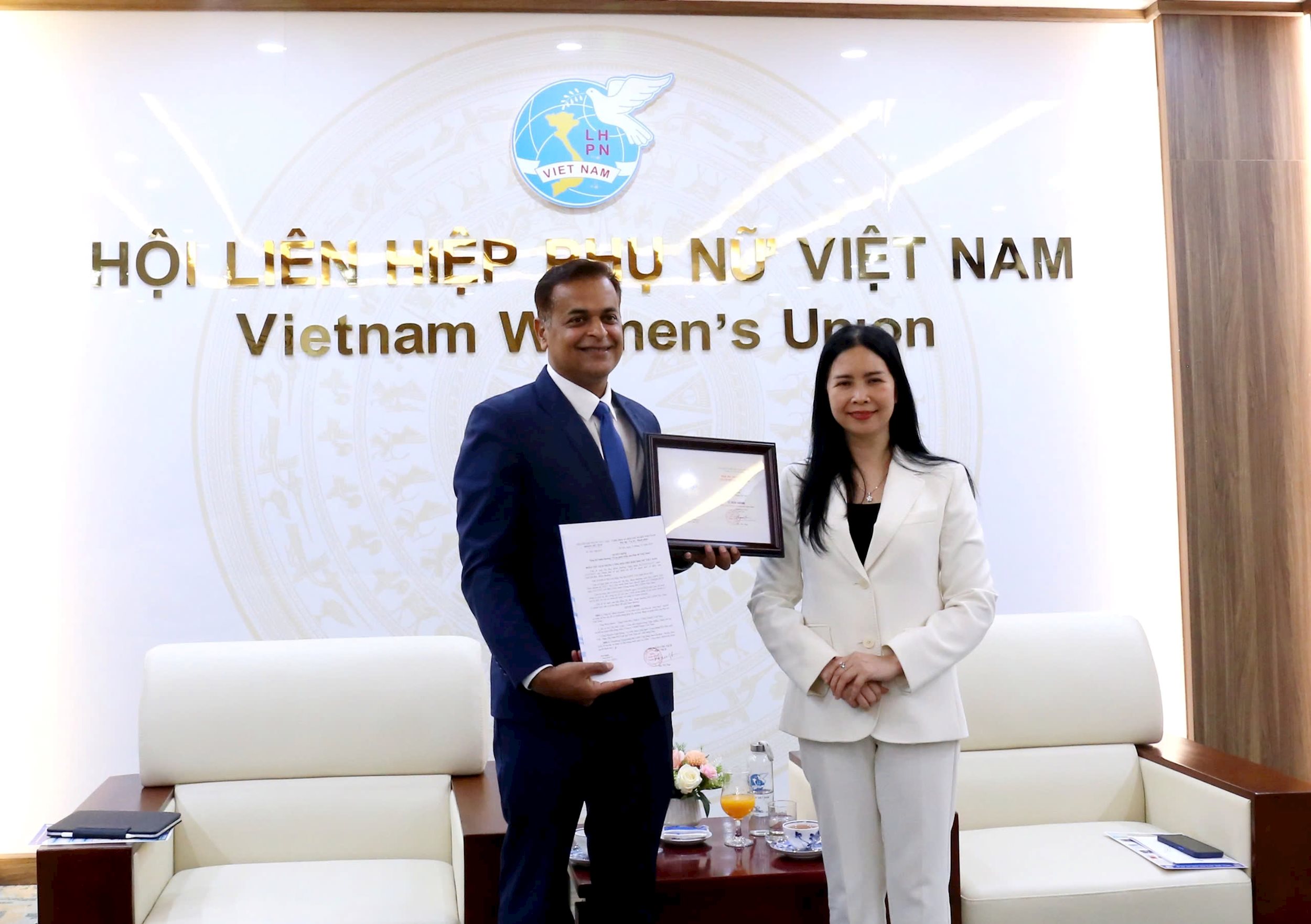 ba-tran-lan-phuong-pho-chu-tich-hoi-lhpn-viet-nam-trao-ky-niem-chuong-vi-su-phat-trien-cua-phu-nu-viet-nam-cho-ong-binu-jacob-tong-giam-doc-nestle-viet-nam.jpg