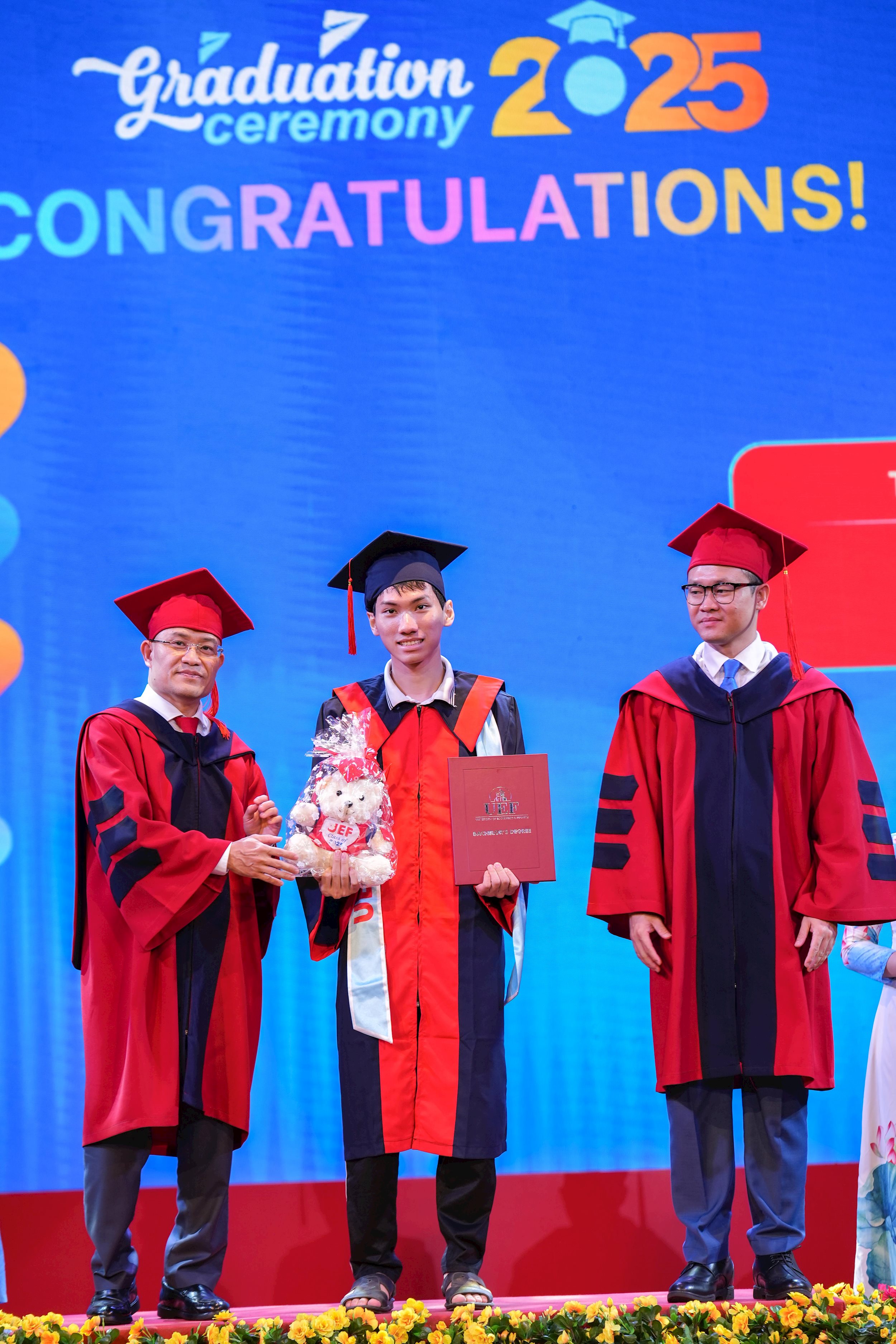 trao-bang-tot-nghiep-cu-nhan.jpg