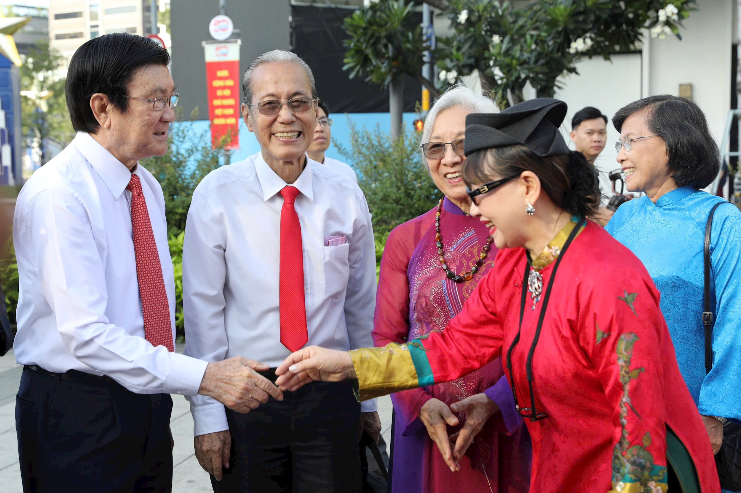 ca-ca-nhan-gap-mat.jpg