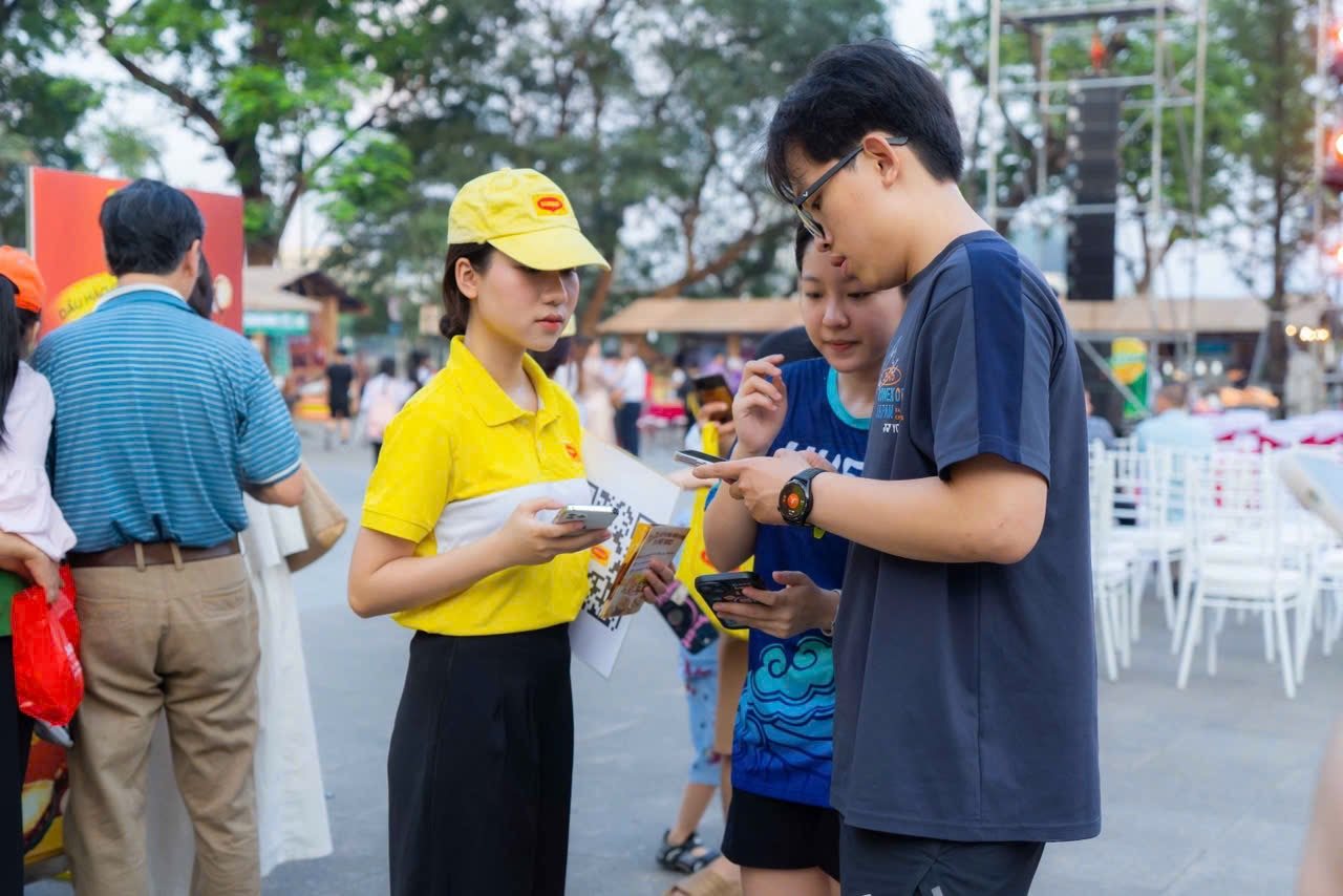 khach-tham-quan-duoc-huong-dan-thong-tin-ve-ban-do-am-thuc-truc-tuyen-thuoc-de-an-bien-tau-van-nguyen-lieu-nau-trieu-mon-viet-.jpg
