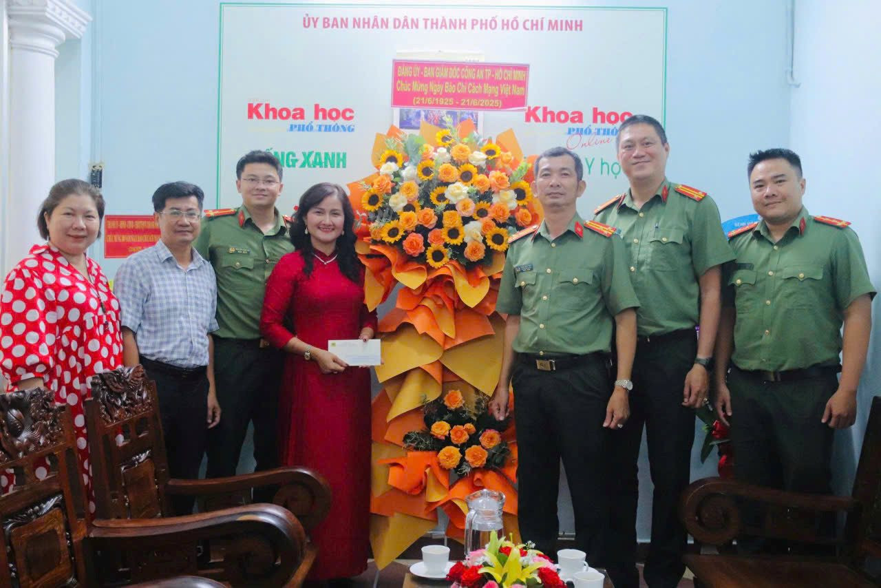 cong-an-tphcm-tham-va-chuc-mung-tap-chi-khpt.jpg