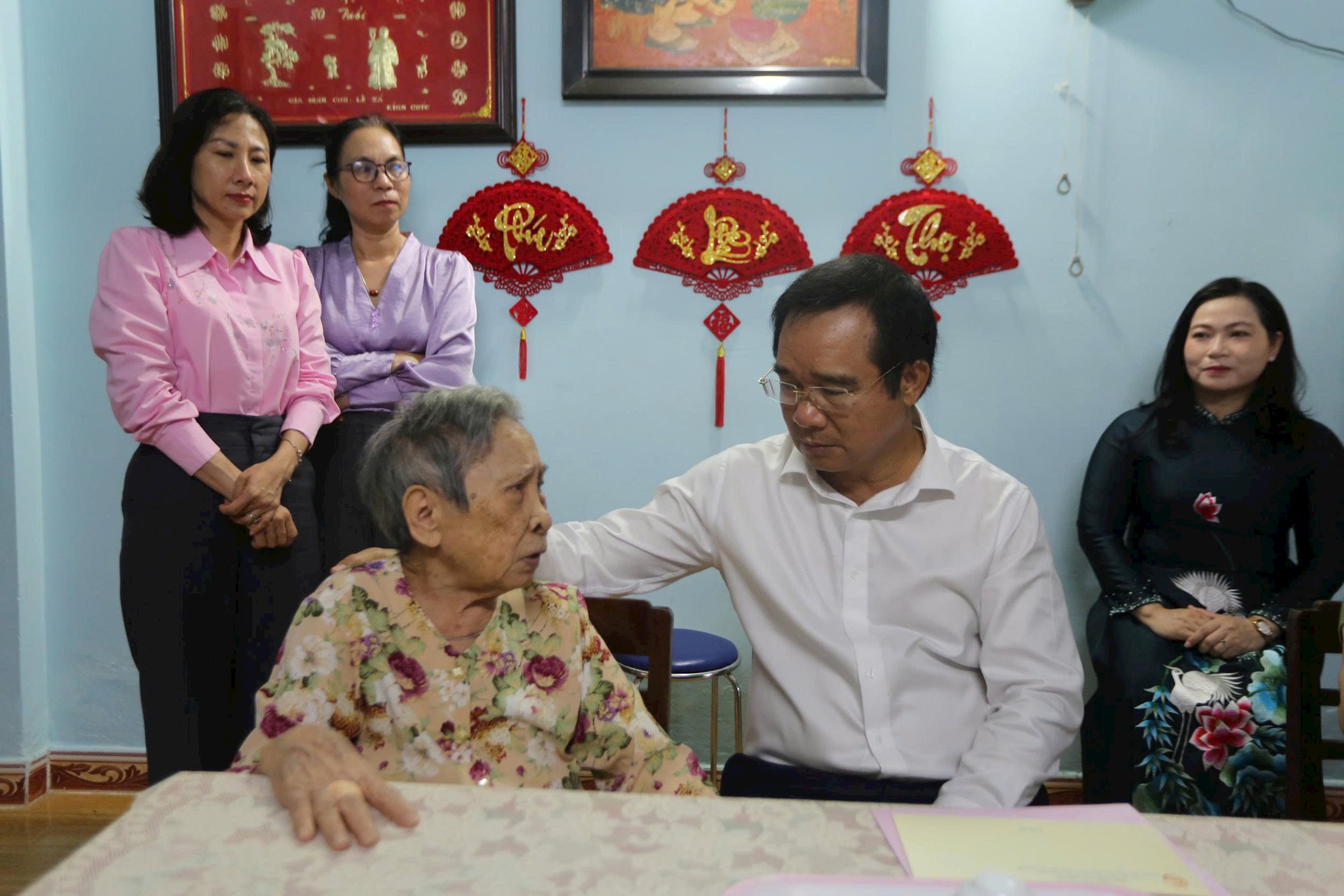 chu-tich-ubnd-nguyen-van-duoc-den-tham-nha-nguoi-dan-tai-con-dao.jpg