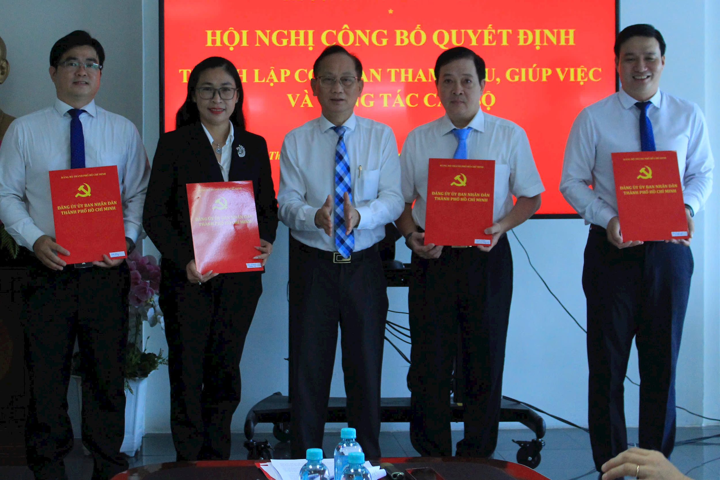 trao-quyet-dinh-1.jpg