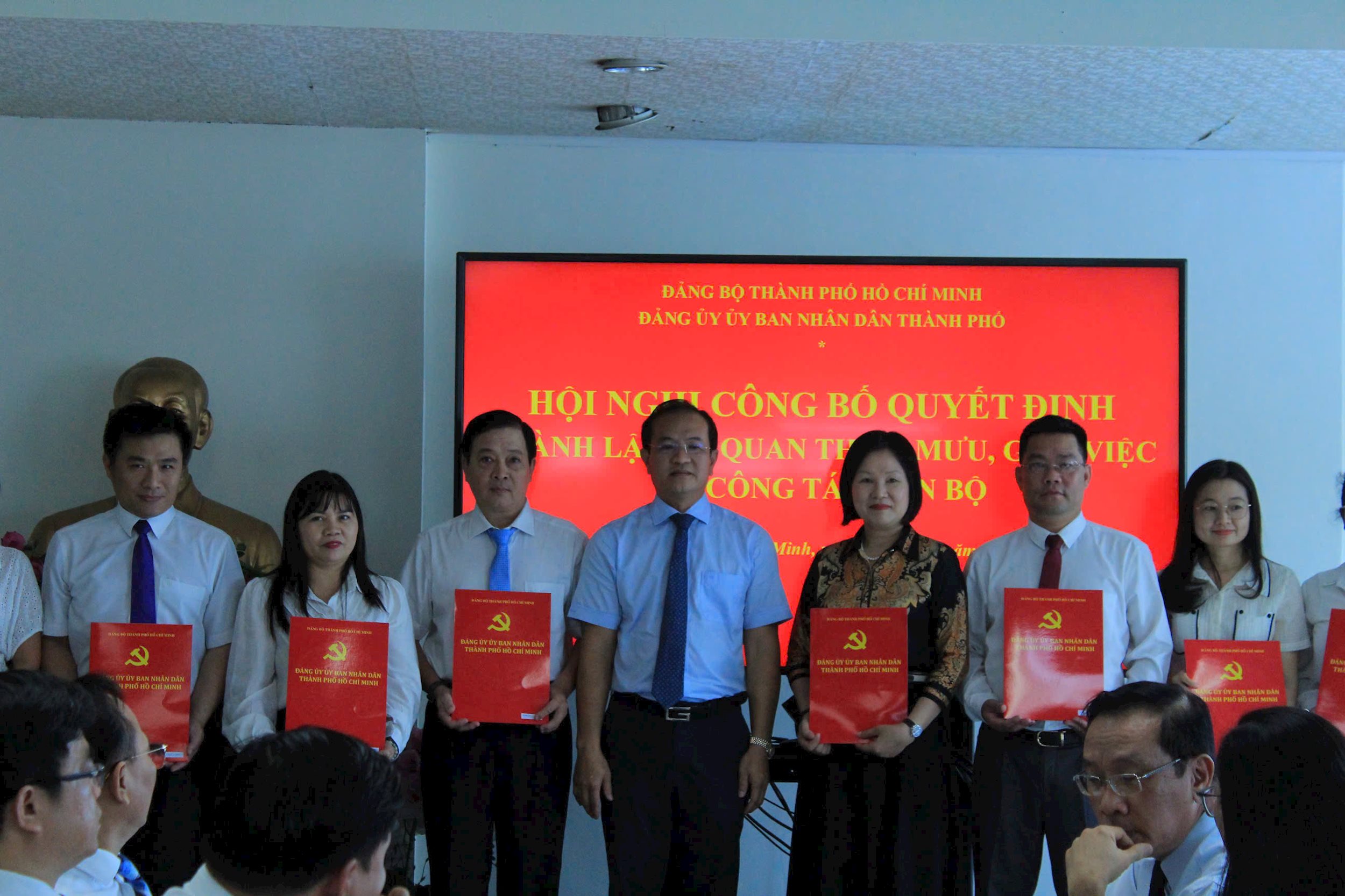 trao-quyet-dinh-2.jpg