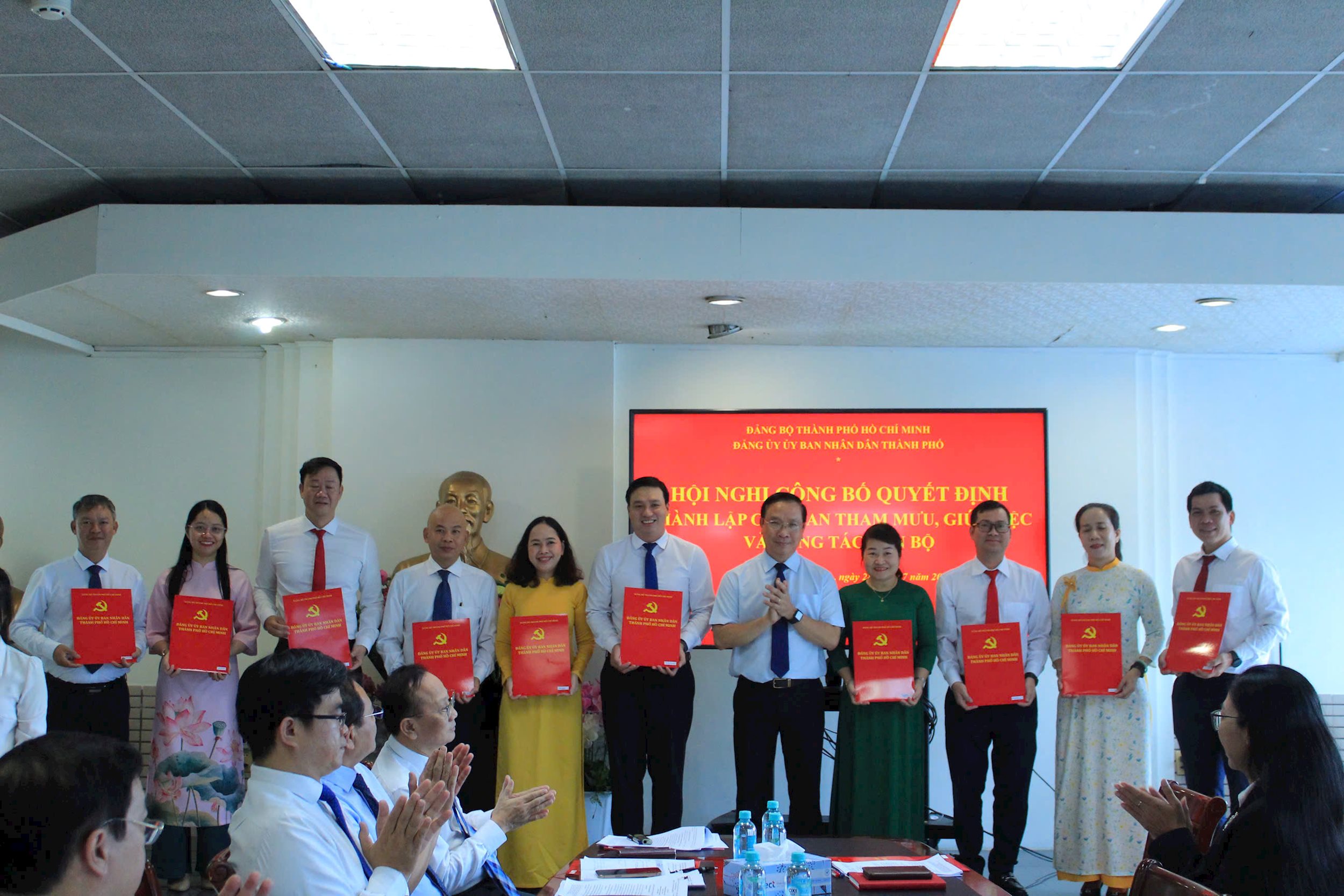 trao-quyet-dinh-3.jpg