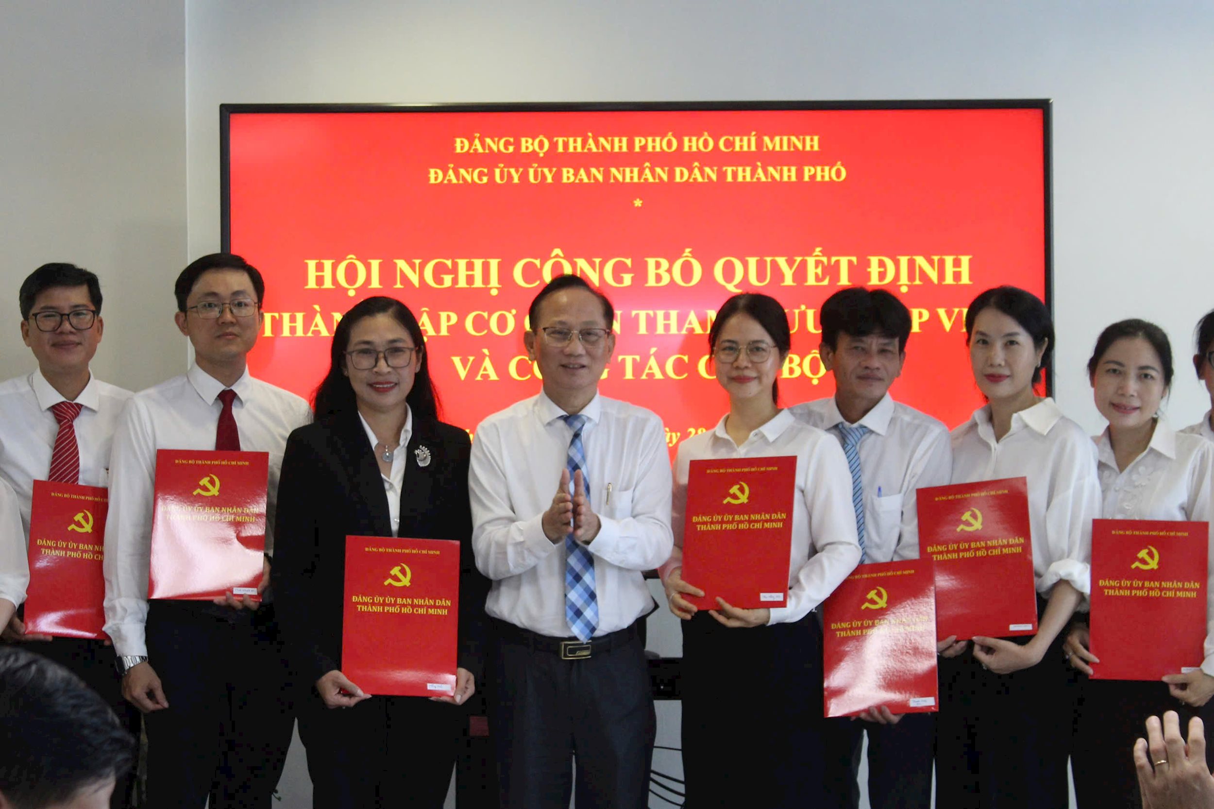 trao-quyet-dinh-6.jpg