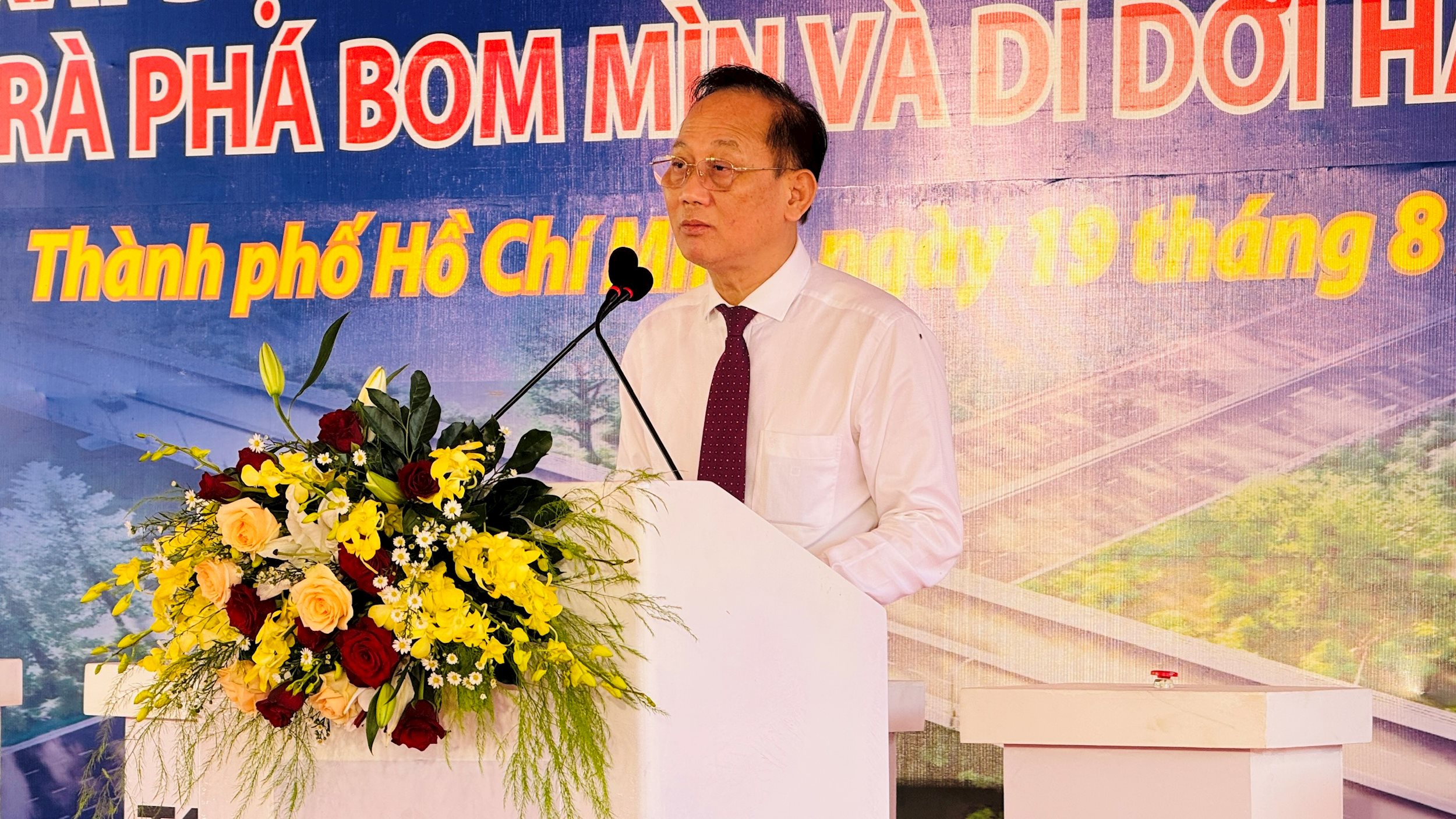 ong-tran-van-nam-pho-bi-thu-dang-uy-ubnd-tp.hcm.jpg