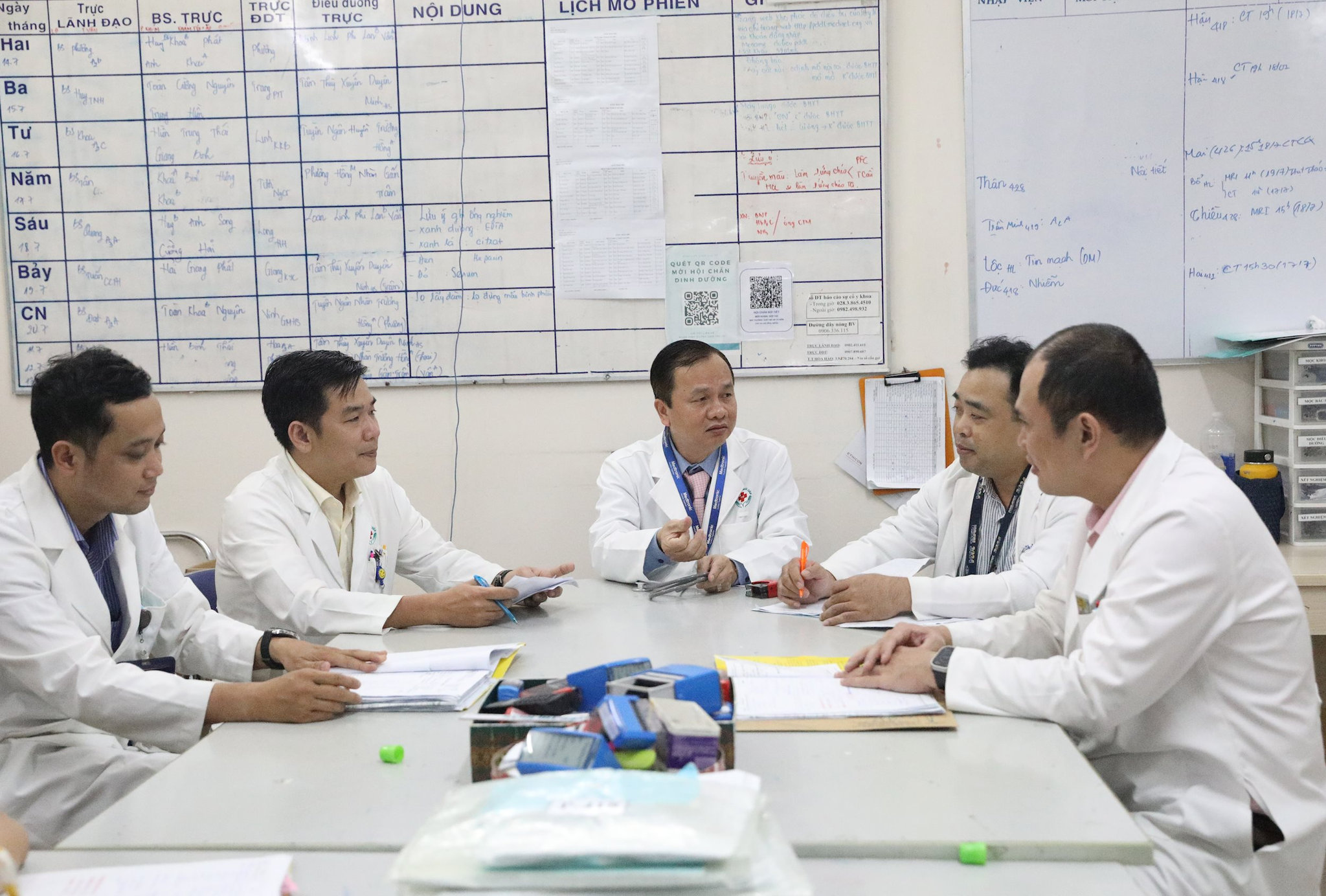 trao-doi-cong-viec-hang-ngay-voi-doi-ngu-bac-si-trong-khoa..jpg