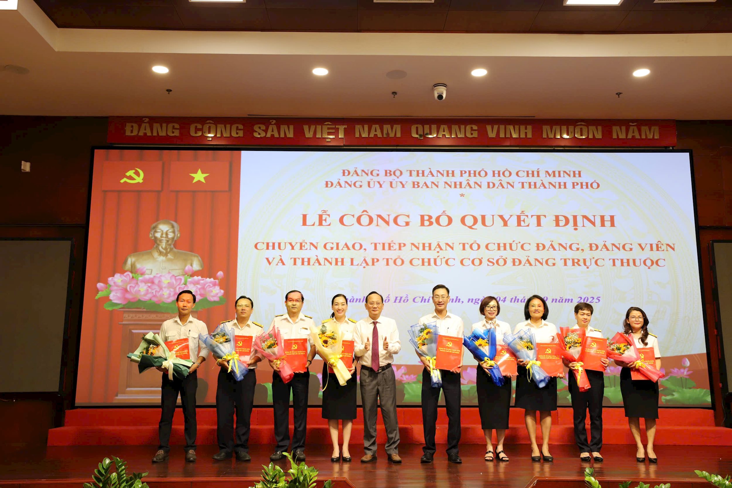 trao-quyet-dinh(1).jpg
