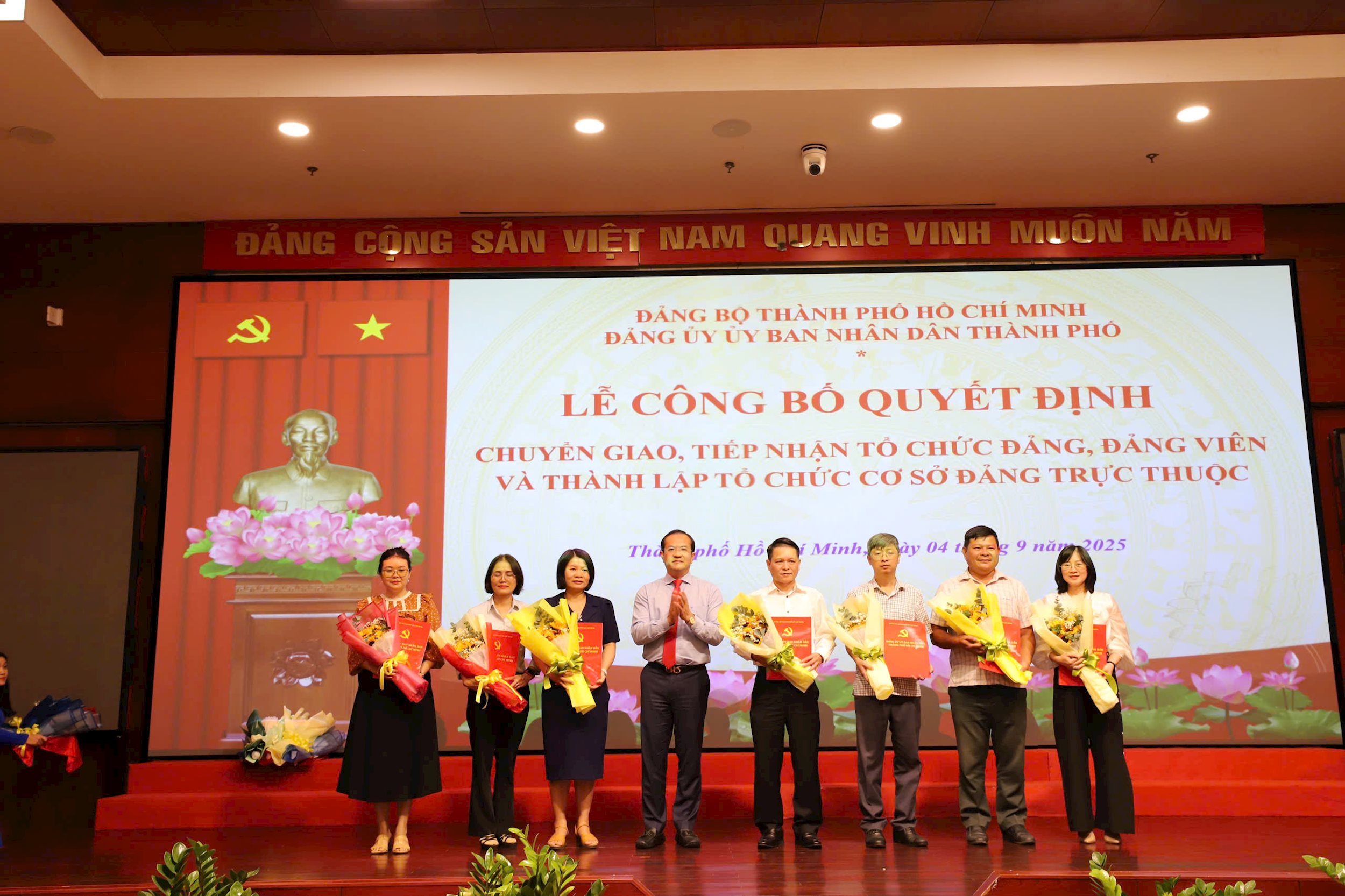 trao-quyet-dinh(2).jpg