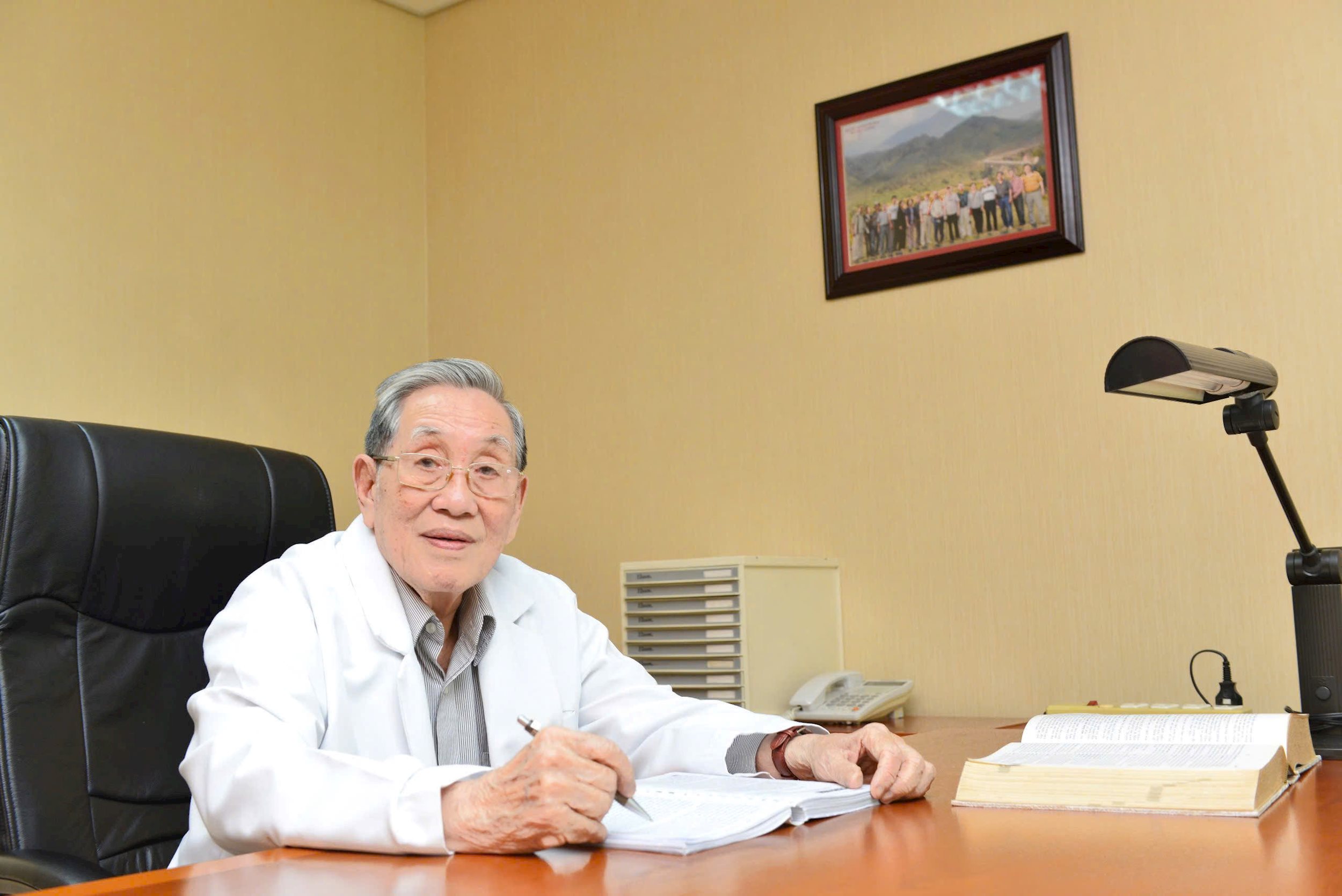 3.-hinh-anh-ngnd-gs-ts-bs.-nguyen-dinh-hoi-tai-ban-lam-viec.jpg