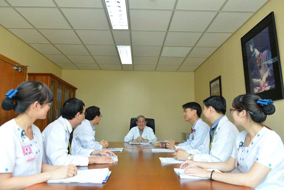 4.-ngnd-gs-ts-bs.-nguyen-dinh-hoi-cung-cac-the-he-tiep-noi.jpg