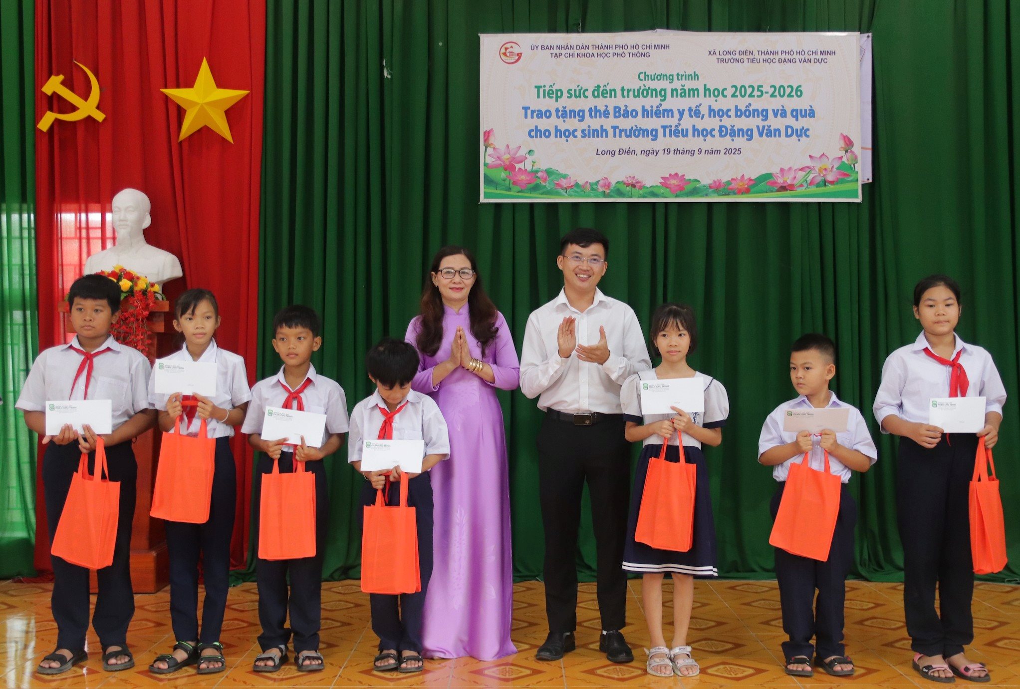 trao-qua-cho-hoc-sinh-3.jpg