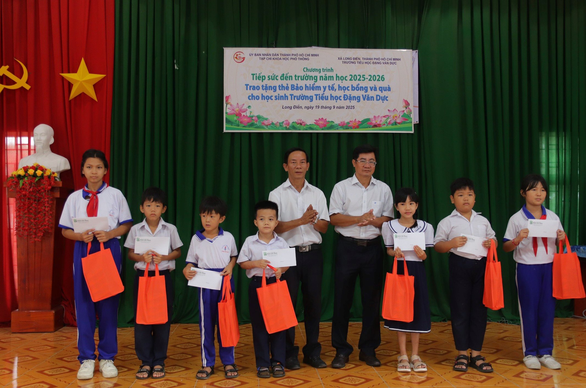 trao-qua-cho-hoc-sinh-4.jpg
