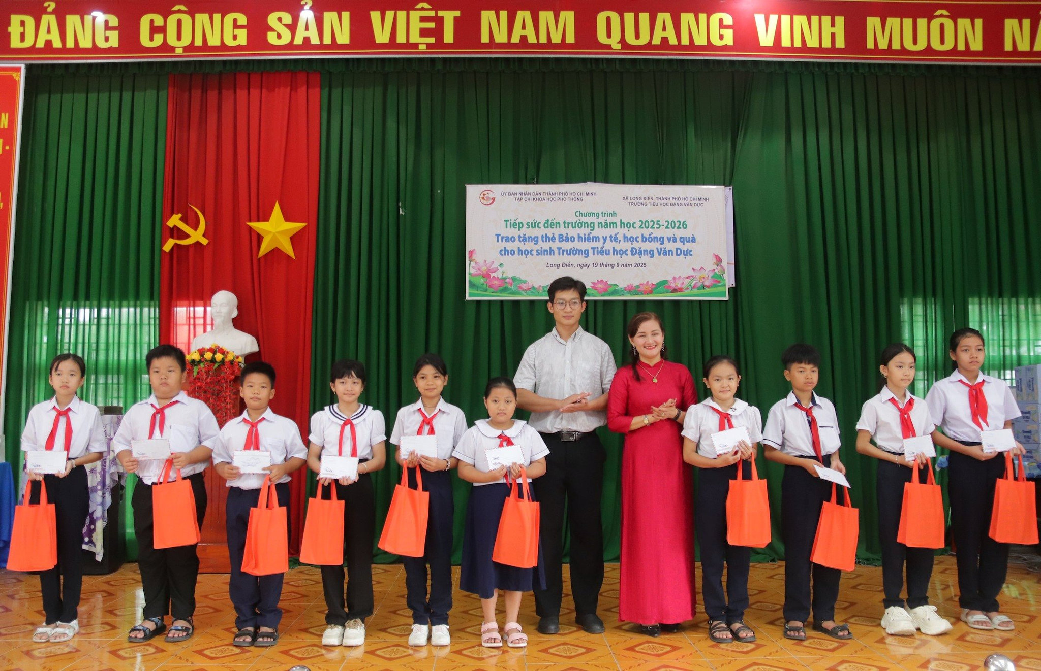 trao-qua-cho-hoc-sinh-5.jpg