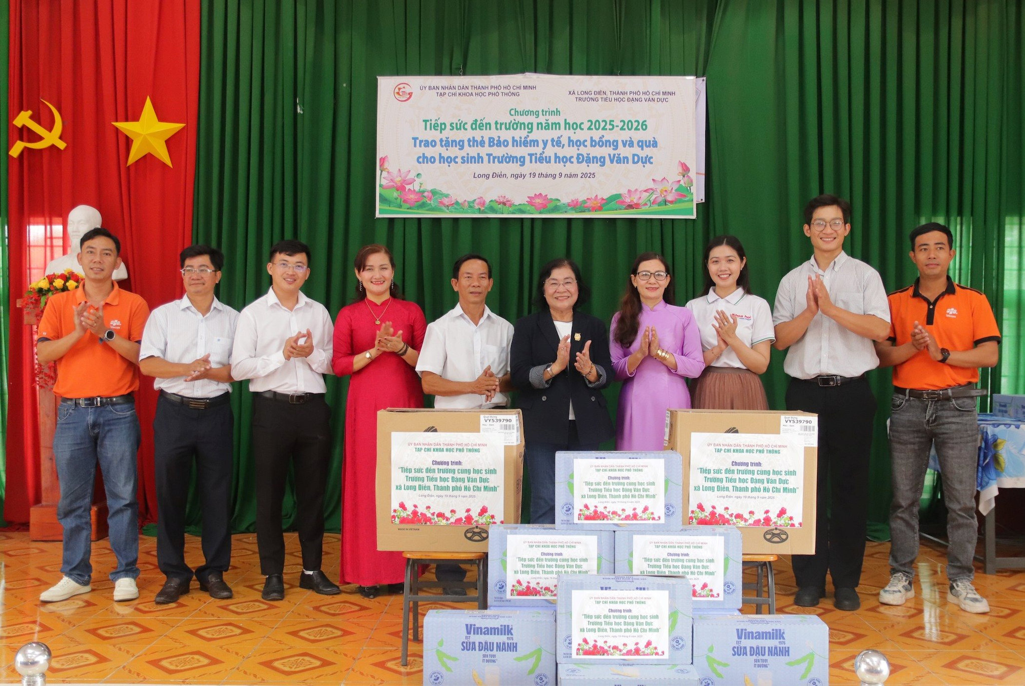 trao-qua-cho-hoc-sinh-7.jpg