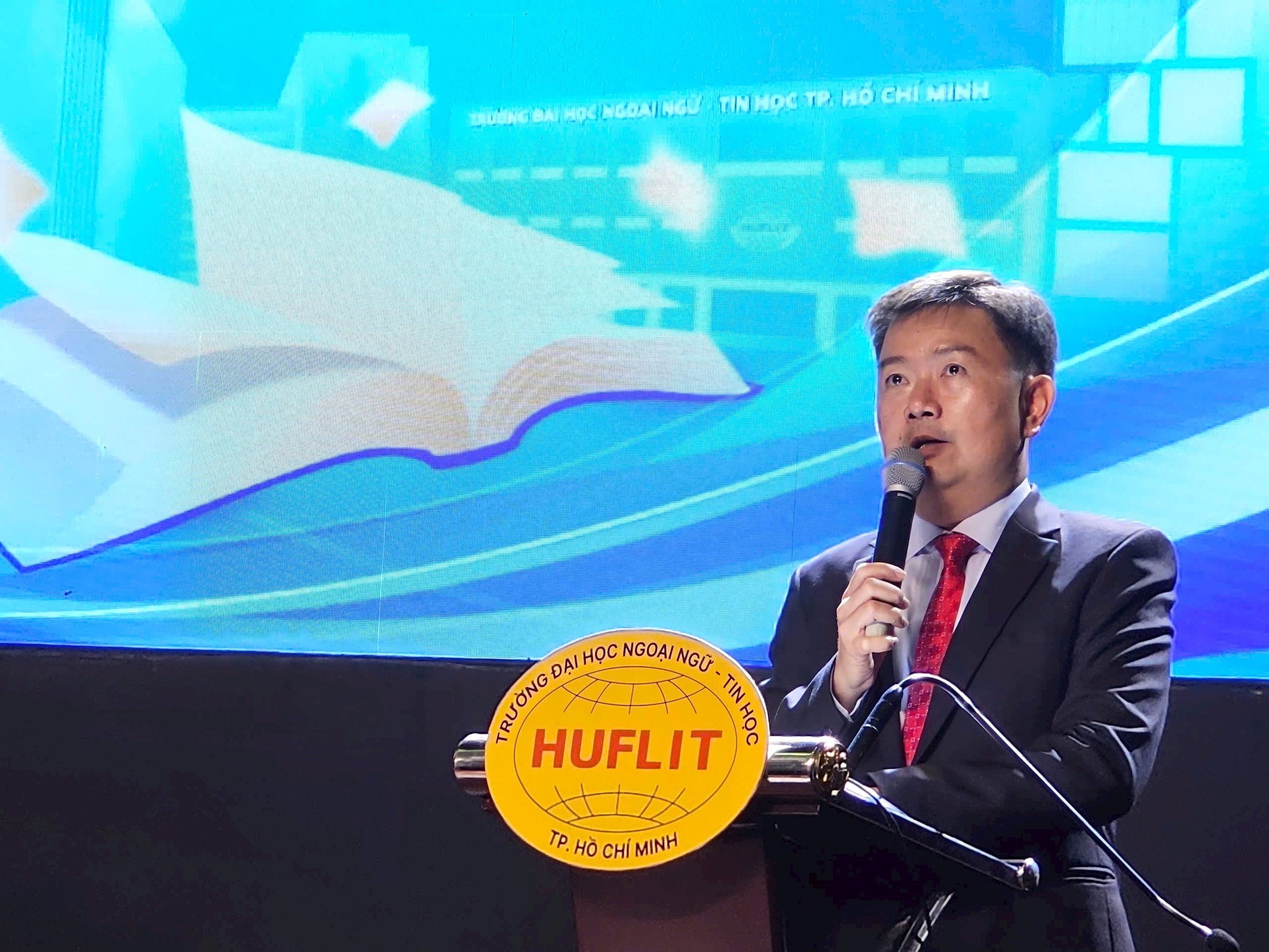 huflit-ht-phat-bieu.jpg