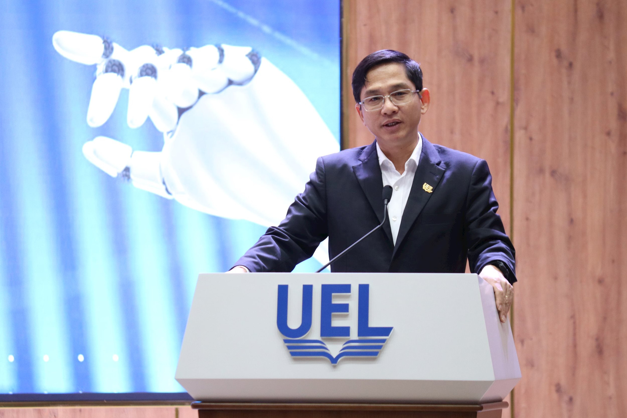 hieu-truong-uel.jpg