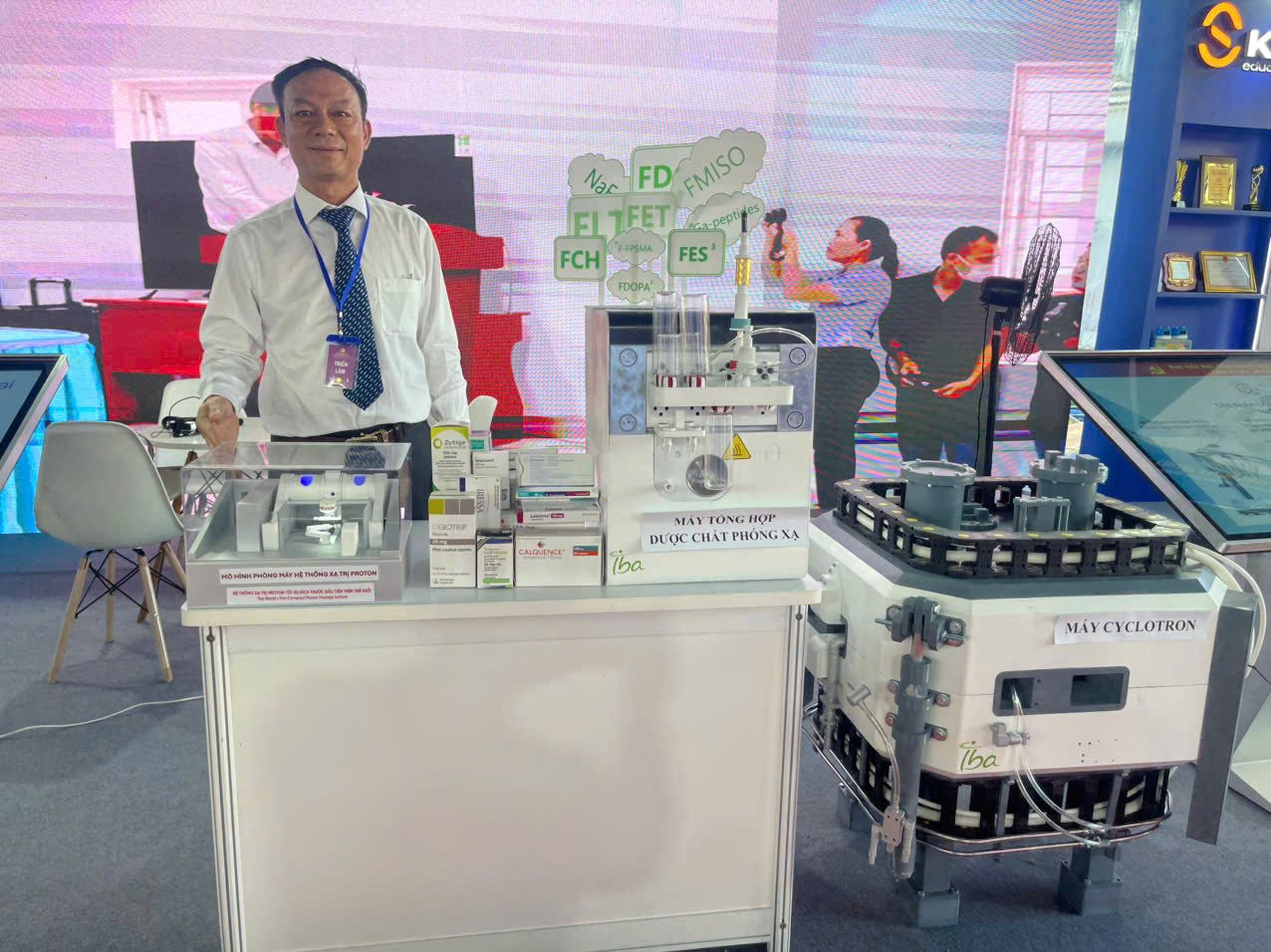hinh-4-ts.bs-lam-duc-hoang-truong-khoa-xa-tri-dau-co-tai-mui-hong-ham-mat-benh-vien-ung-buou-tp.hcm-gioi-thieu-mo-hinh-phong-may-xa-tri-proton-tai-trien-lam-1-.jpg