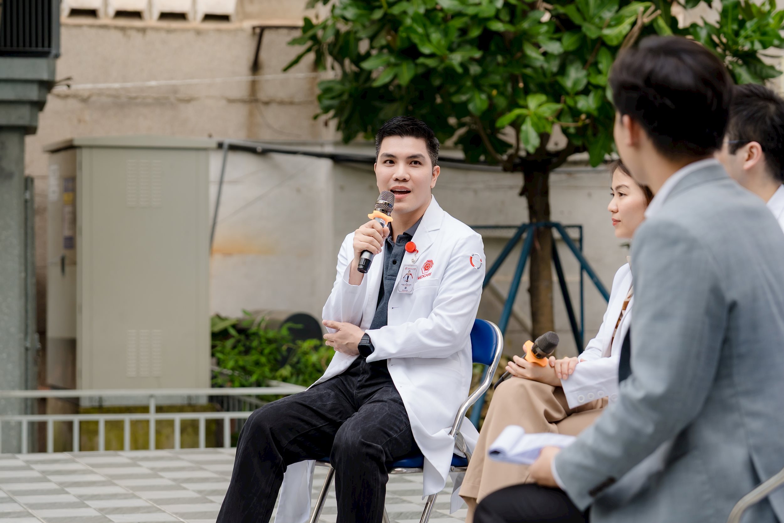 bs-dang-thanh-dung-nhiet-tinh-tu-van-va-cung-cap-thong-tin-y-khoa-de-hieu-giup-hoc-sinh-tiep-can-kien-thuc-ve-sti-mot-cach-coi-mo-va-chinh-xac..jpg