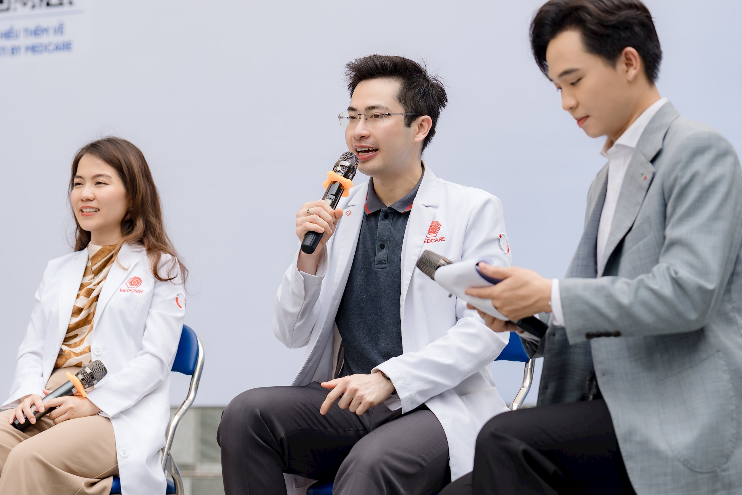bs.cki-nguyen-xuan-quang-huy-giam-doc-dieu-hanh-phong-kham-da-lieu-medcare-giai-dap-cac-thac-mac-ve-an-toan-tinh-duc-va-benh-ly-sti-cho-hoc-sinh..jpg
