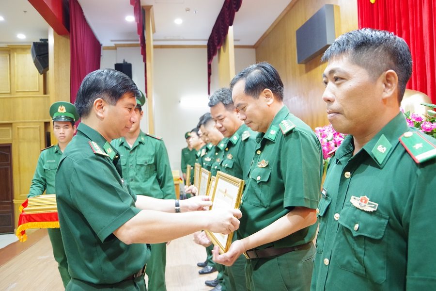 anh-2-tang-giay-khen-tap-the.jpg