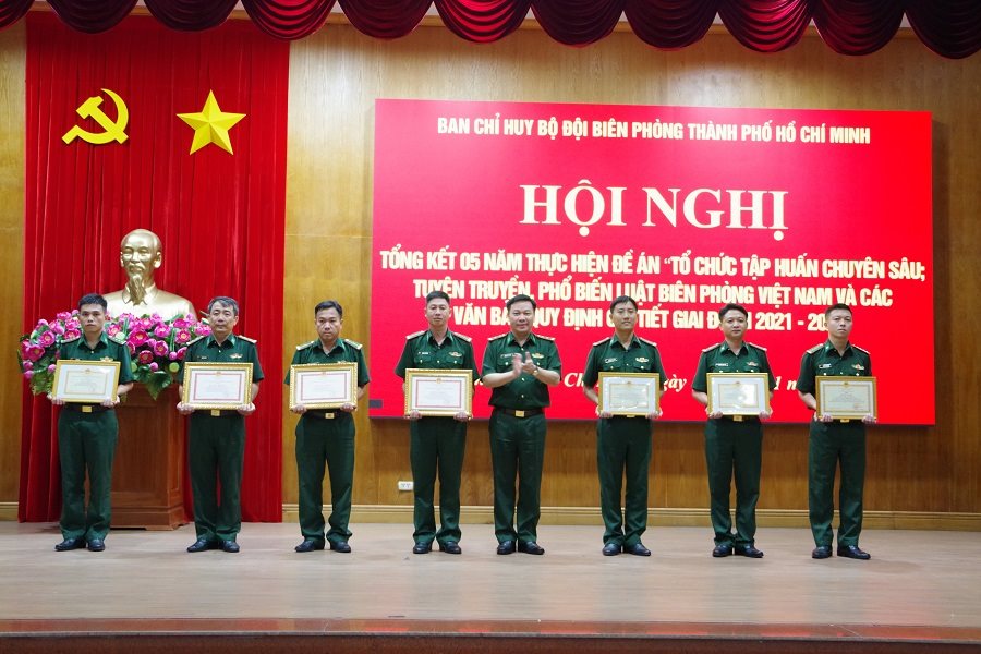 anh-3-tang-giay-khen-ca-nhan.jpg
