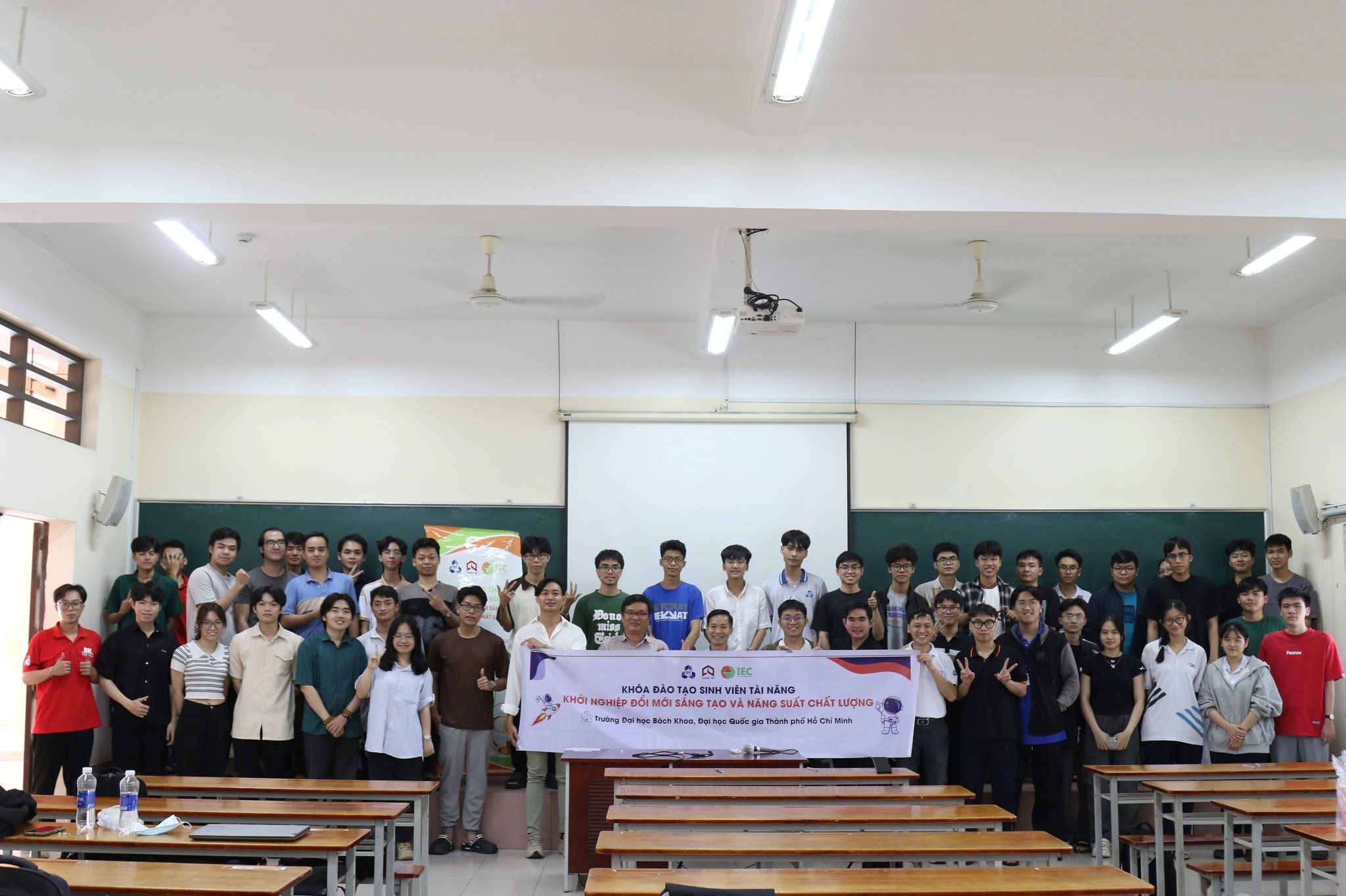 hinh-3-sinh-vien-duoc-trang-bi-kien-thuc-ve-doi-moi-sang-tao-va-quan-ly-nang-suat-chat-luong.jpg